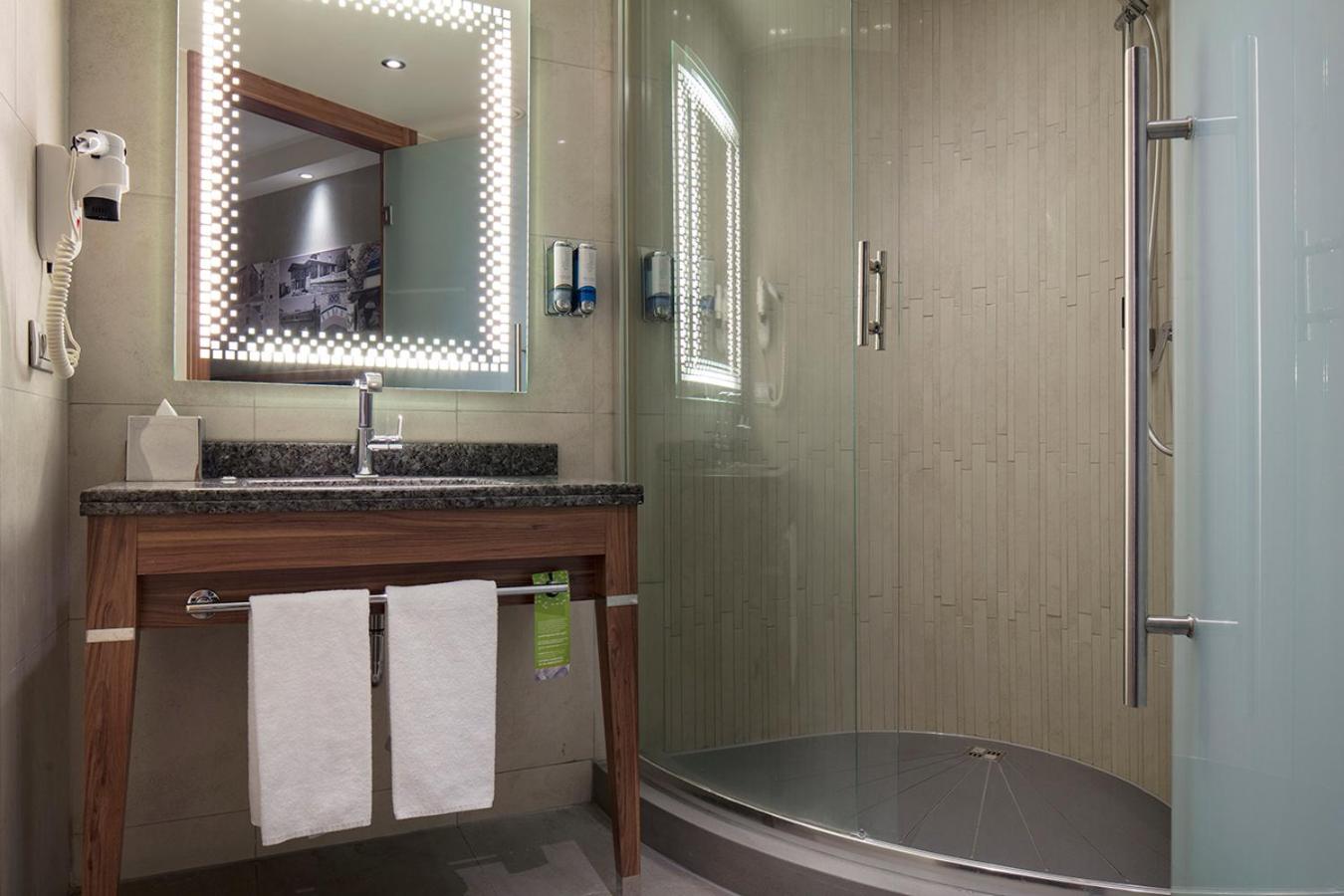 Queen Accessible Room NS