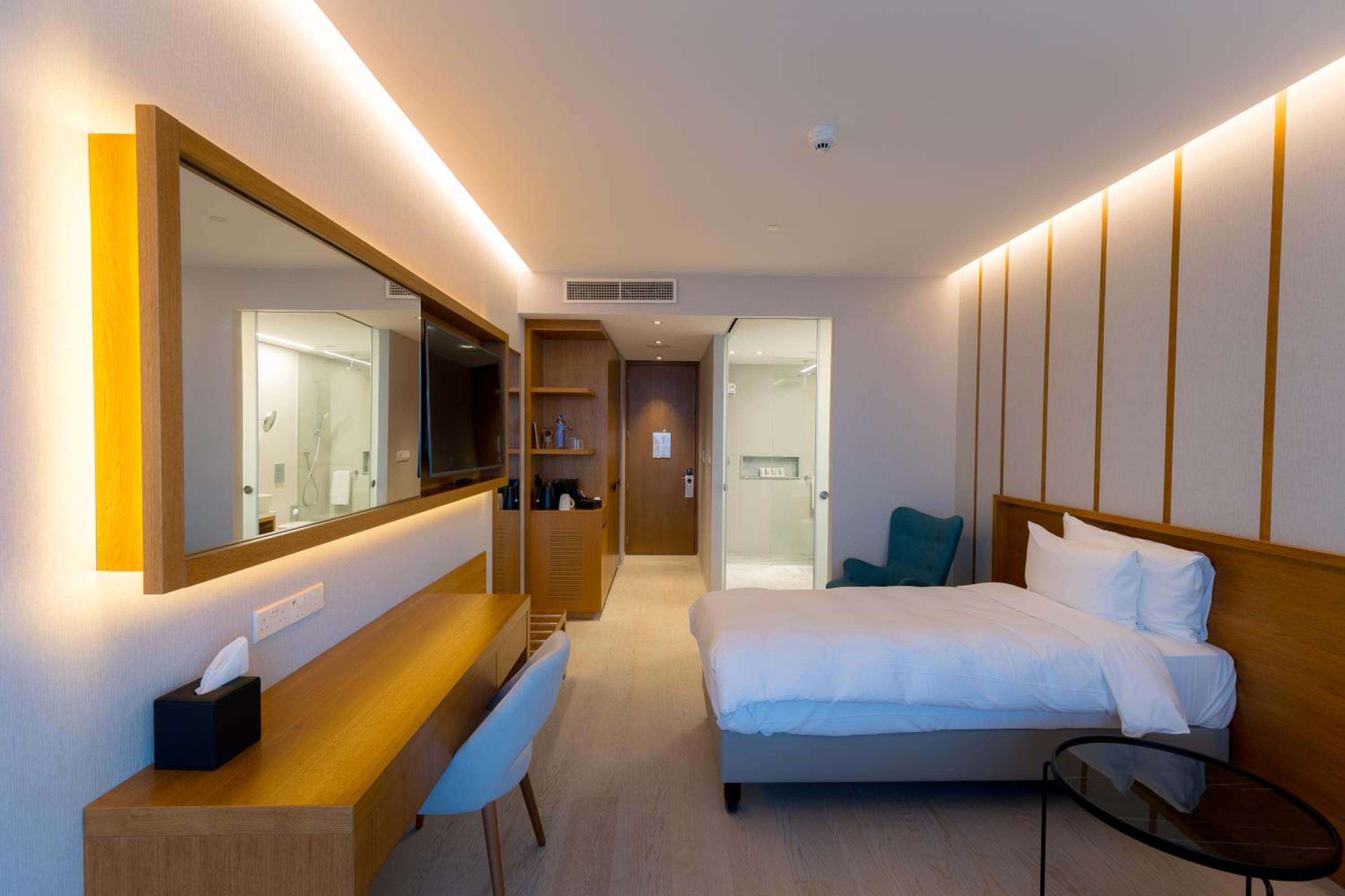 Standard Room with Balcony - Photo 7