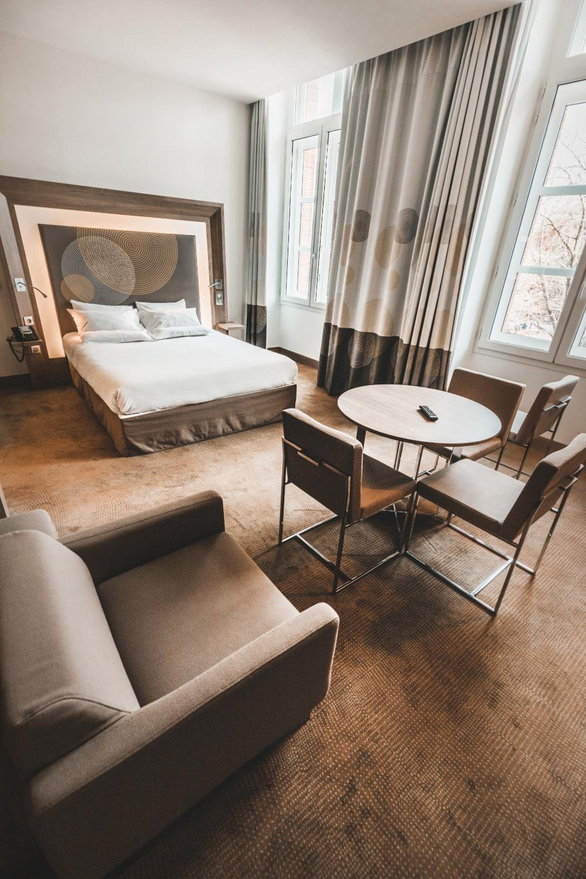 Business Suite with King Bed and Sofa photo 3