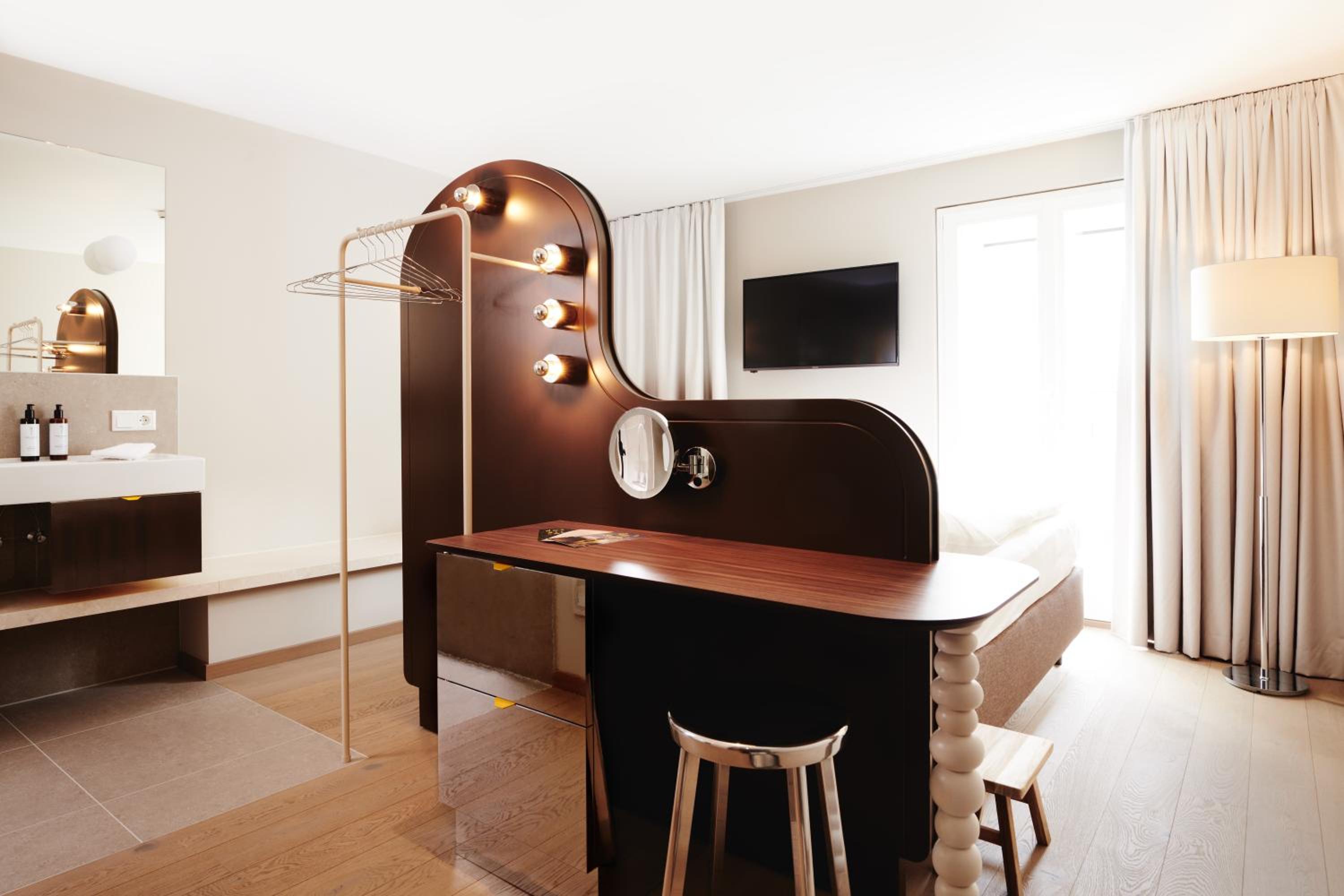 Home Base - with Street View (Standard Double Room) - Photo 1