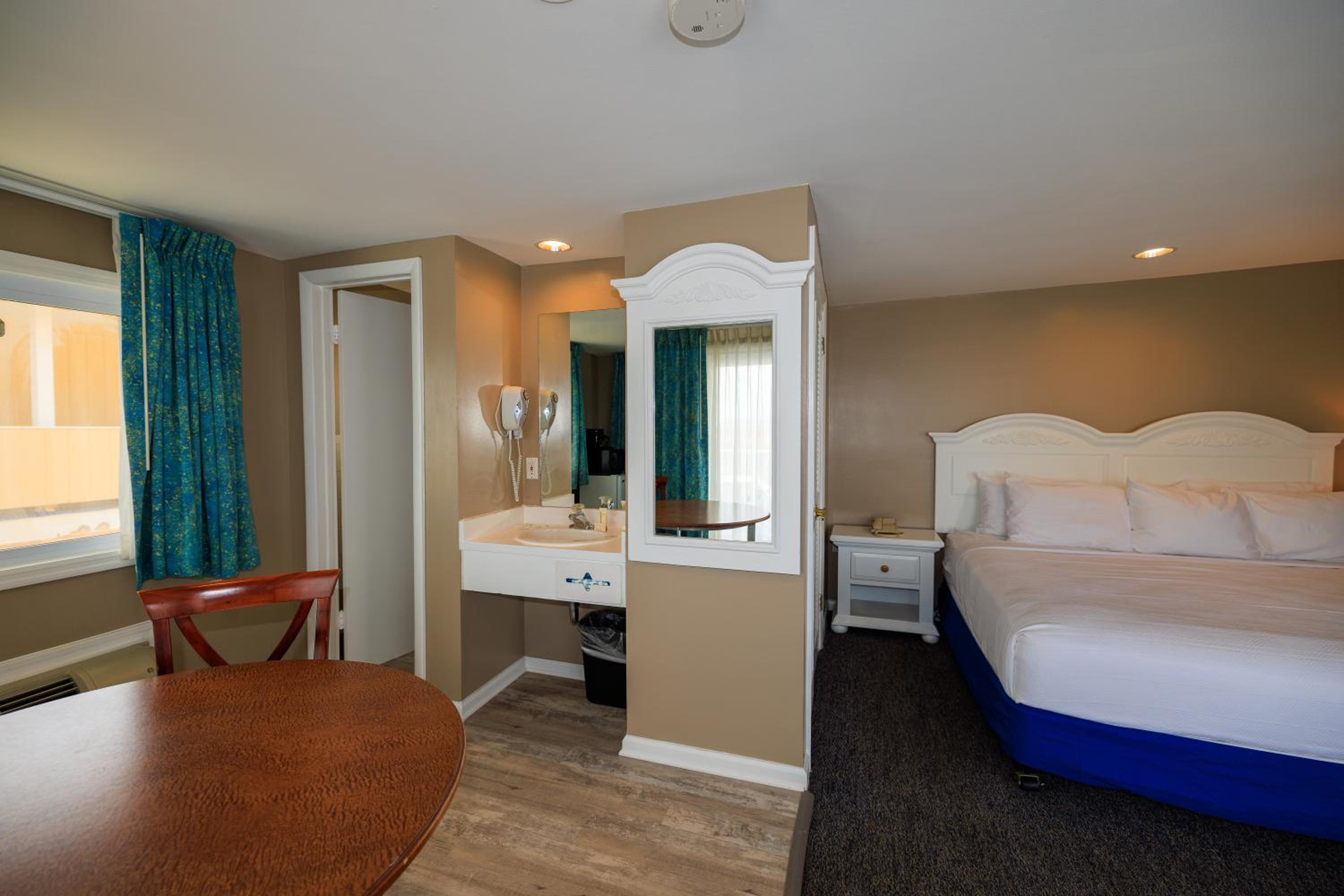 Family Room with Two Queen Beds (6 Adults)