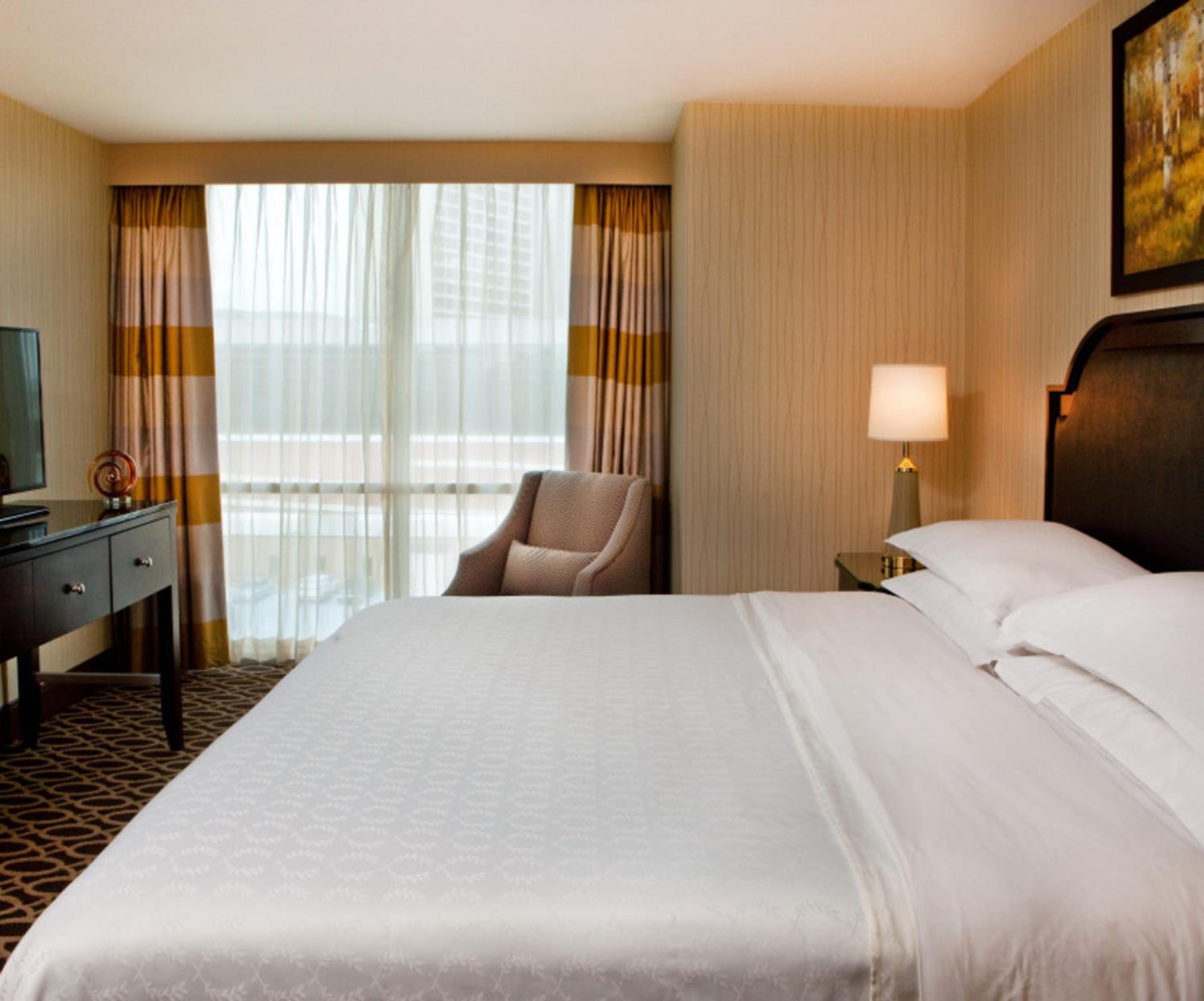 Executive King Suite - Non-Smoking - Photo 3