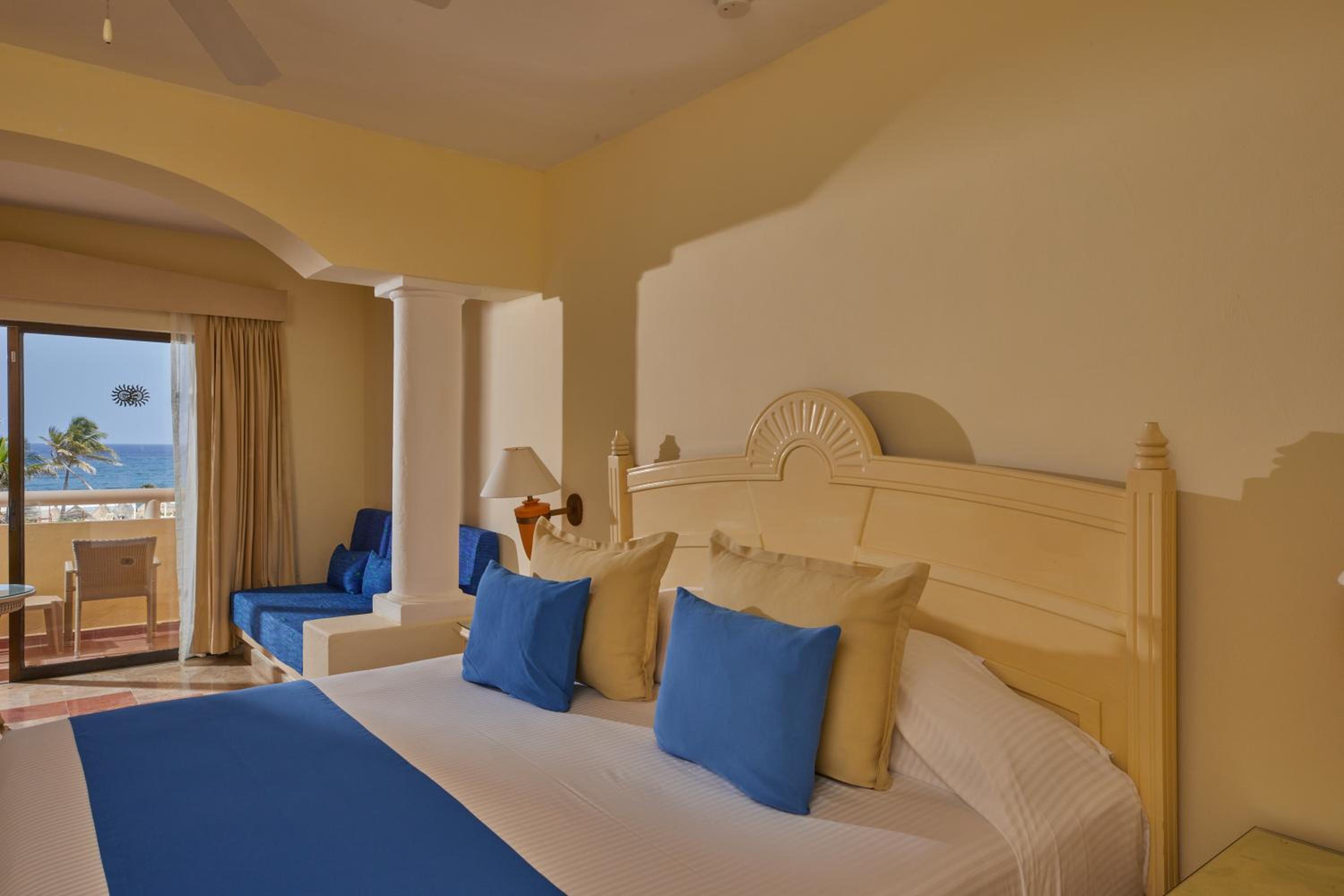 Junior Suite Superior Ocean Front (1 Adult + 2 Children)