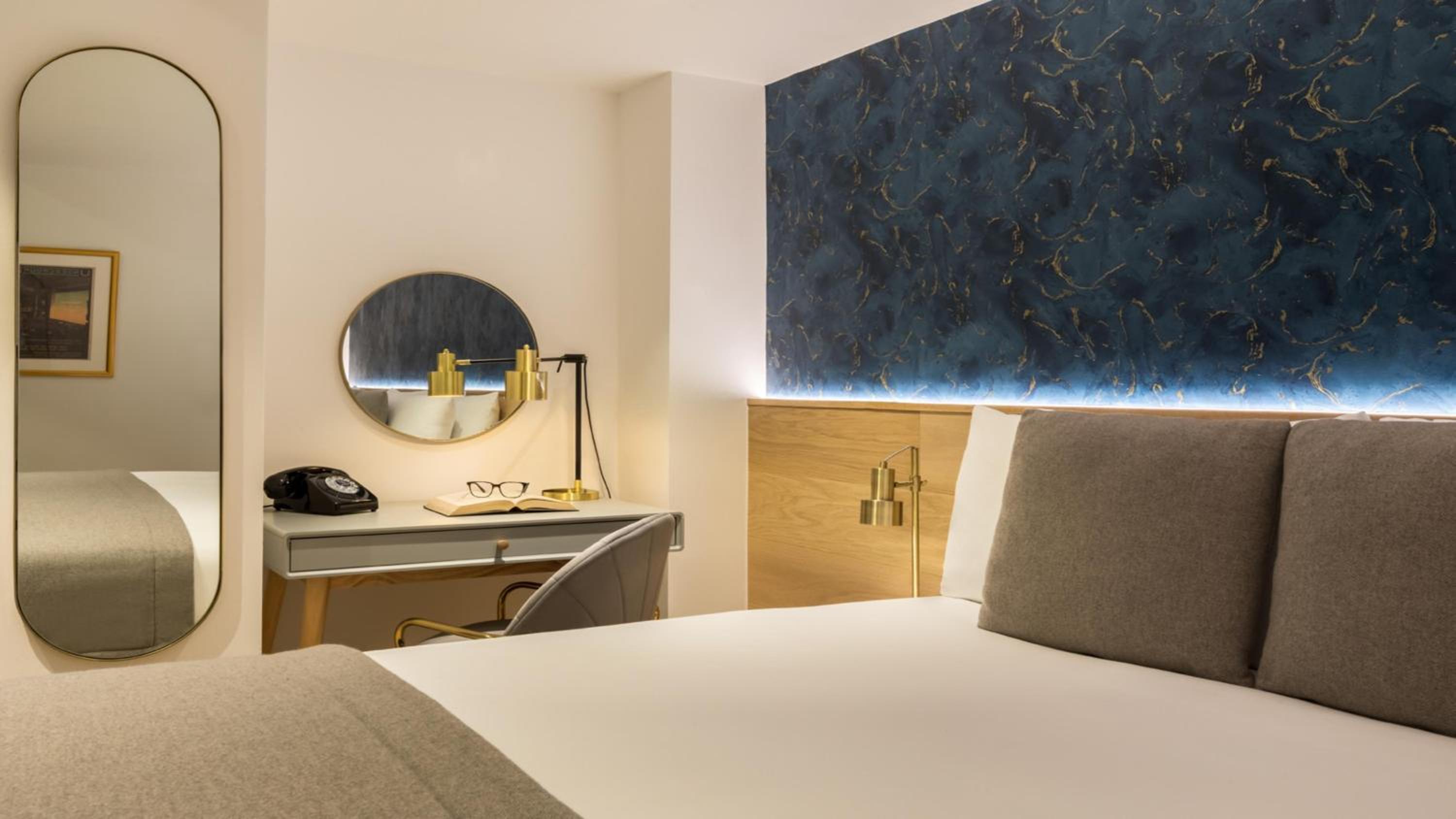Standard Double Room - Windowless thumbnail 6