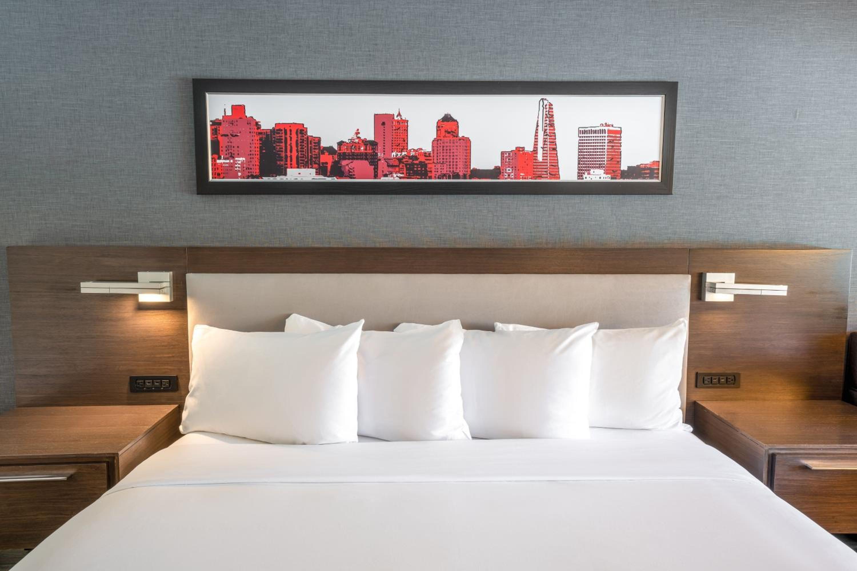 Savvy, Guest room, 1 King - Photo 10