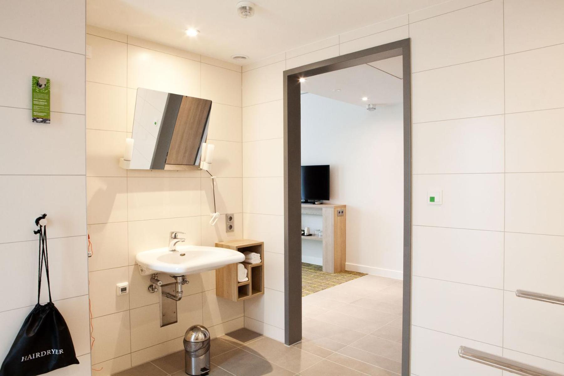 Queen Accessible Room NS