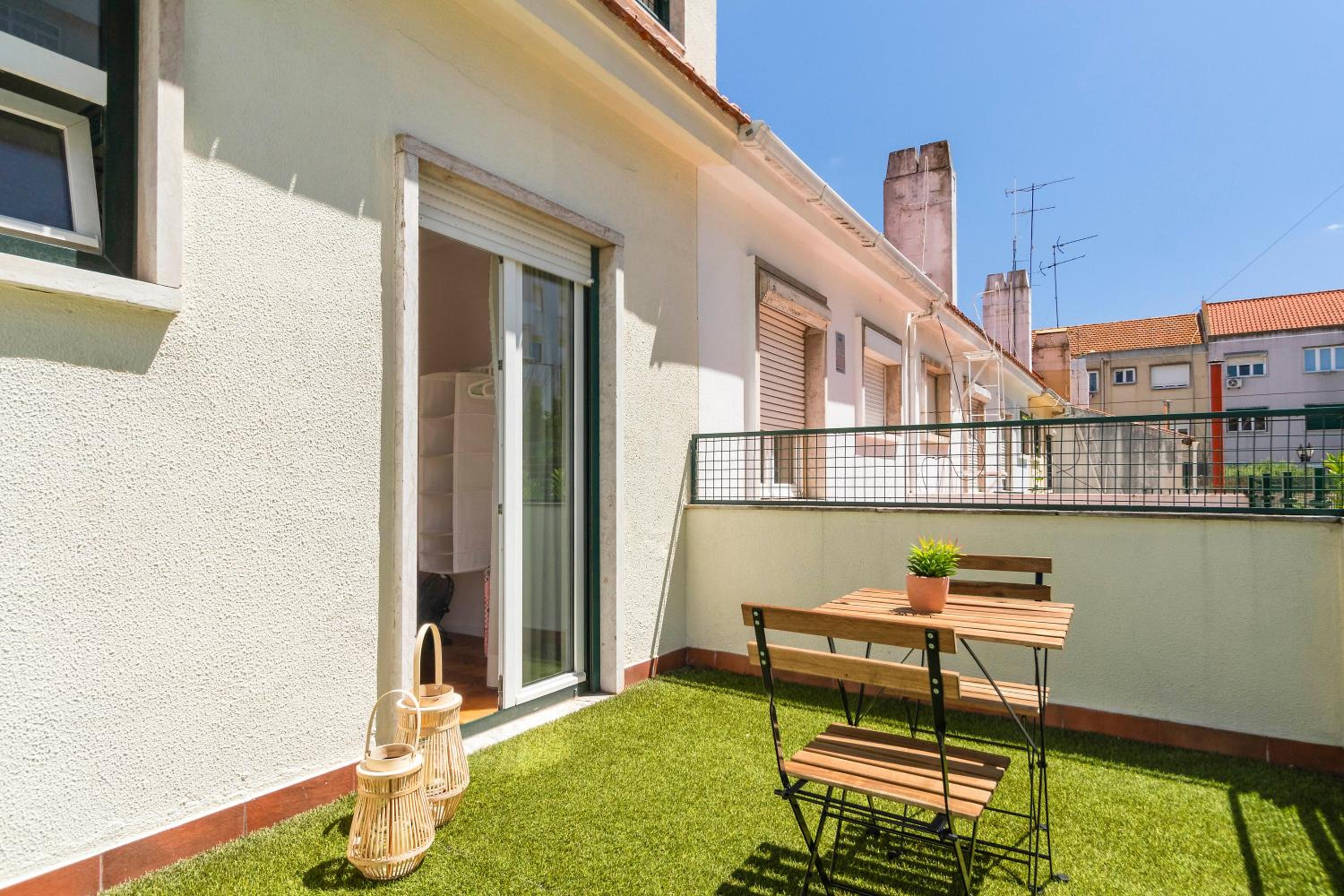 Double Room with Shared Bathroom and Balcony photo 3