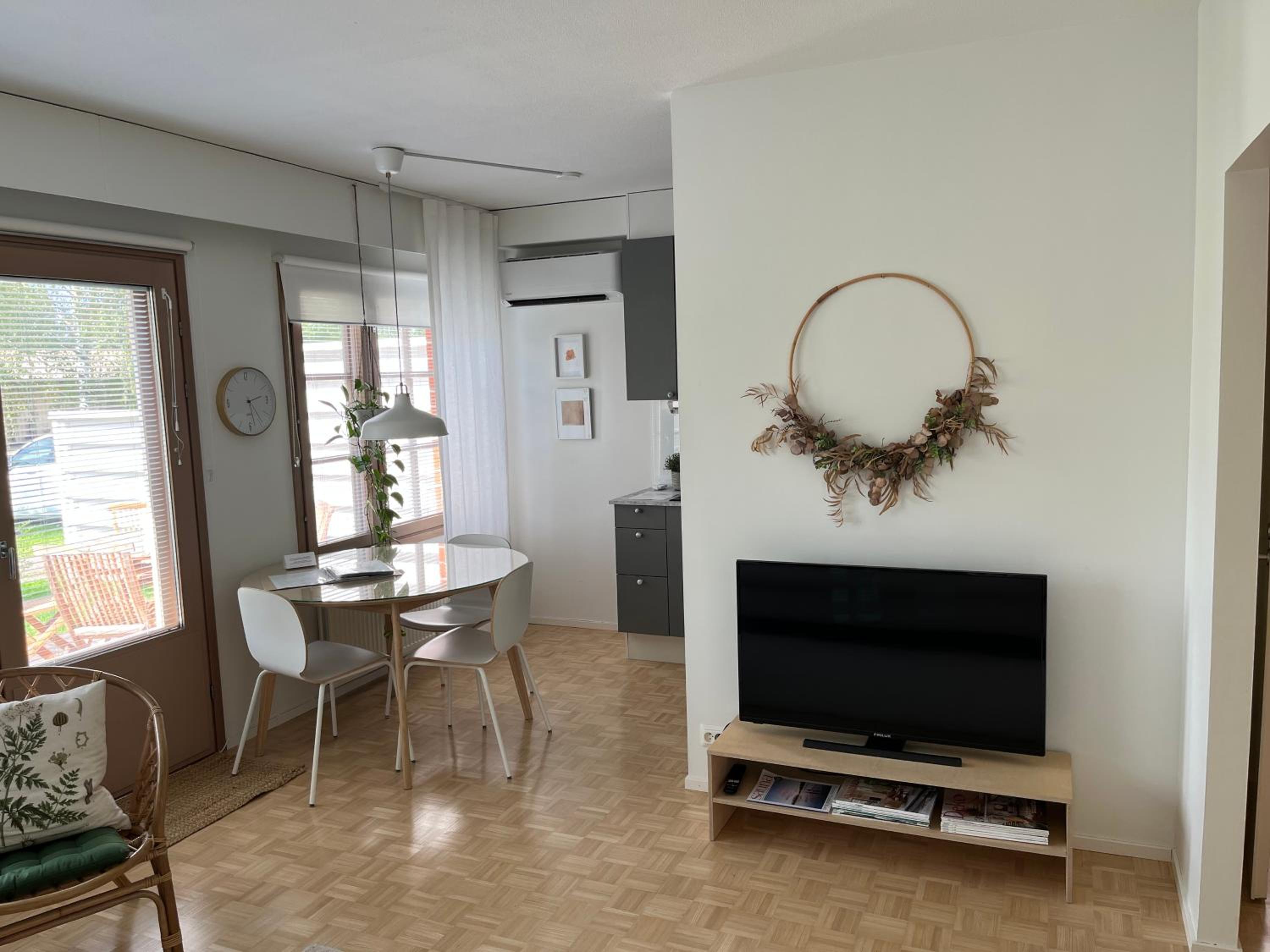 One-Bedroom Apartment photo 1