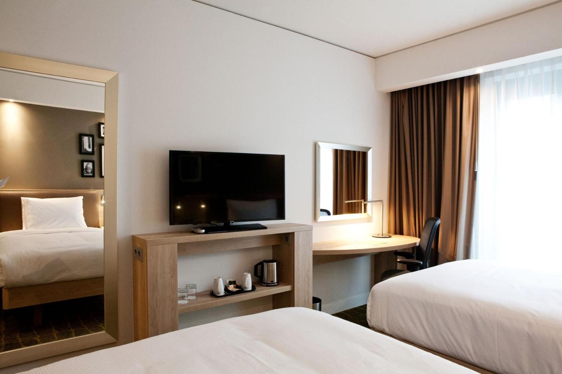Twin Room - Non-Smoking thumbnail 6
