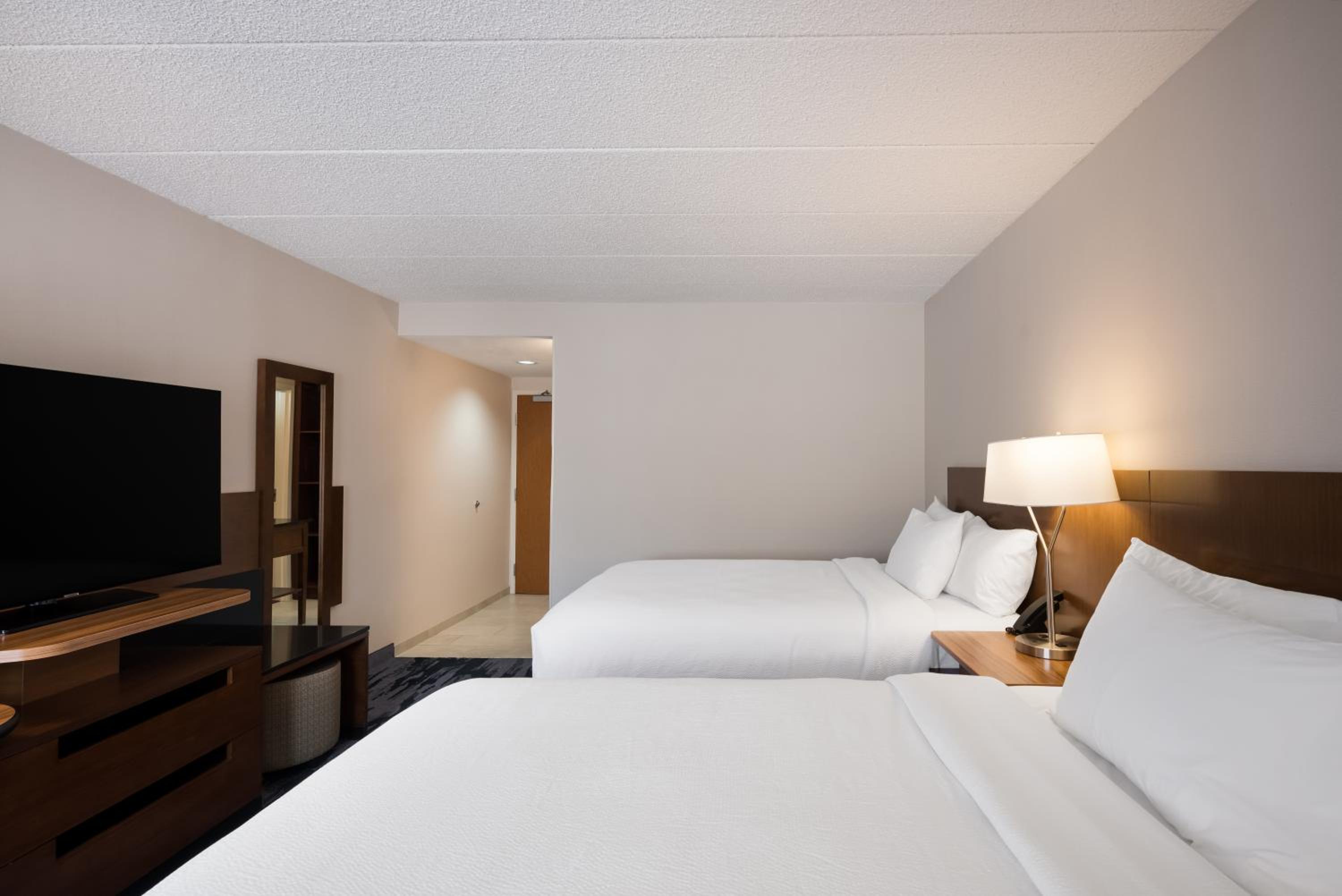Standard Queen Room with Two Queen Beds - Photo 11