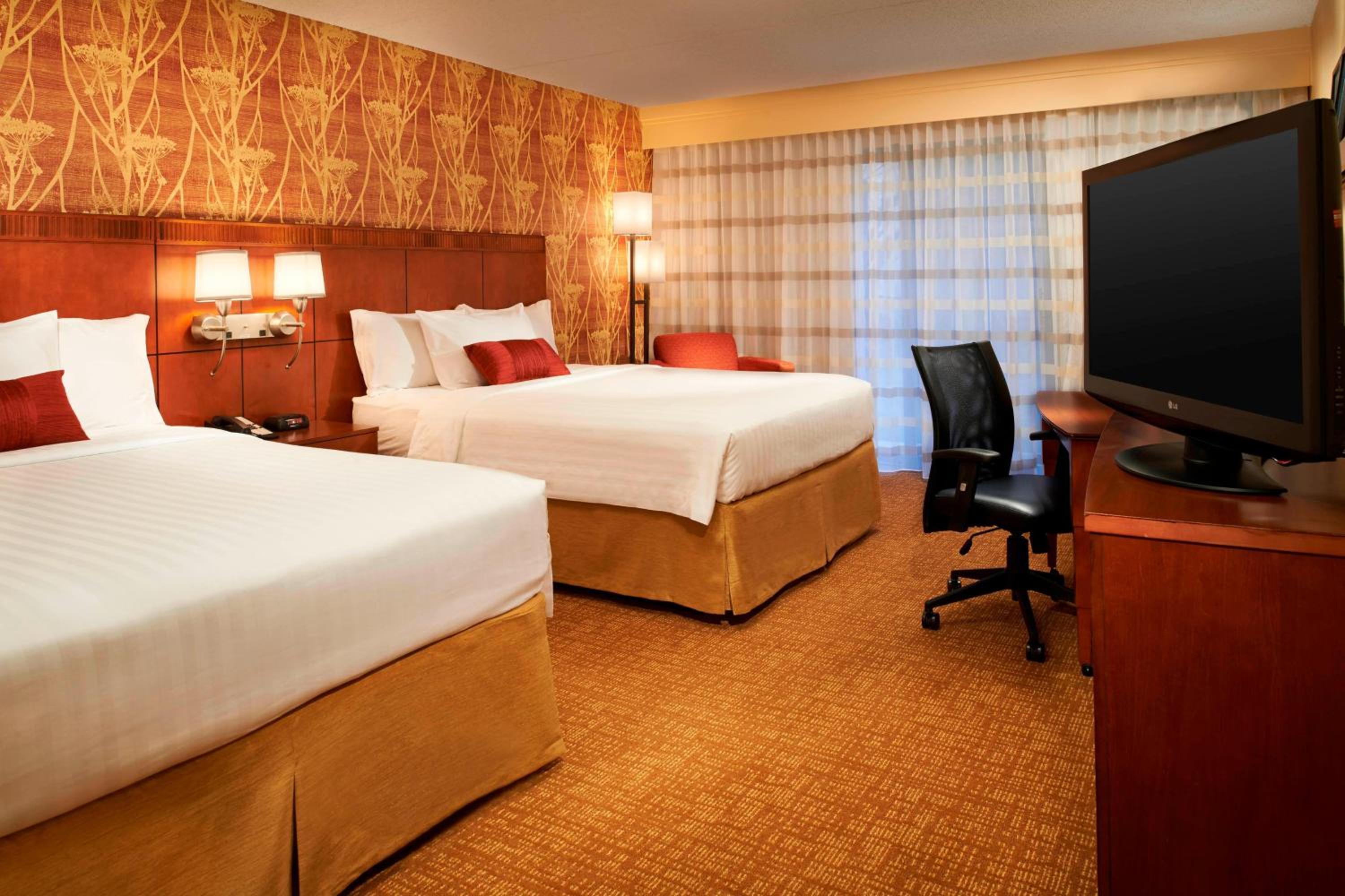 Queen Room with Two Queen Beds - Photo 3