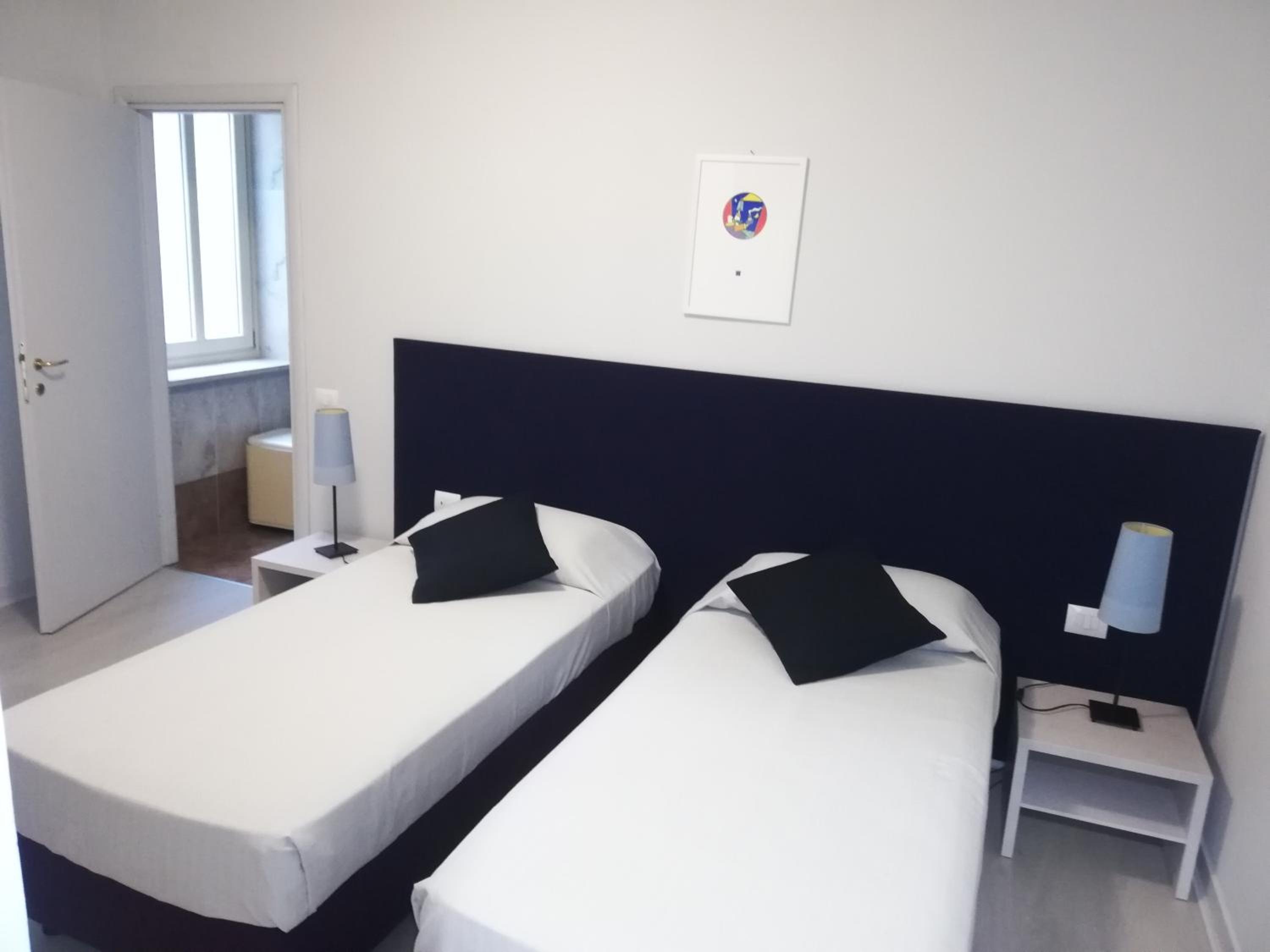 Twin Room - Photo 9