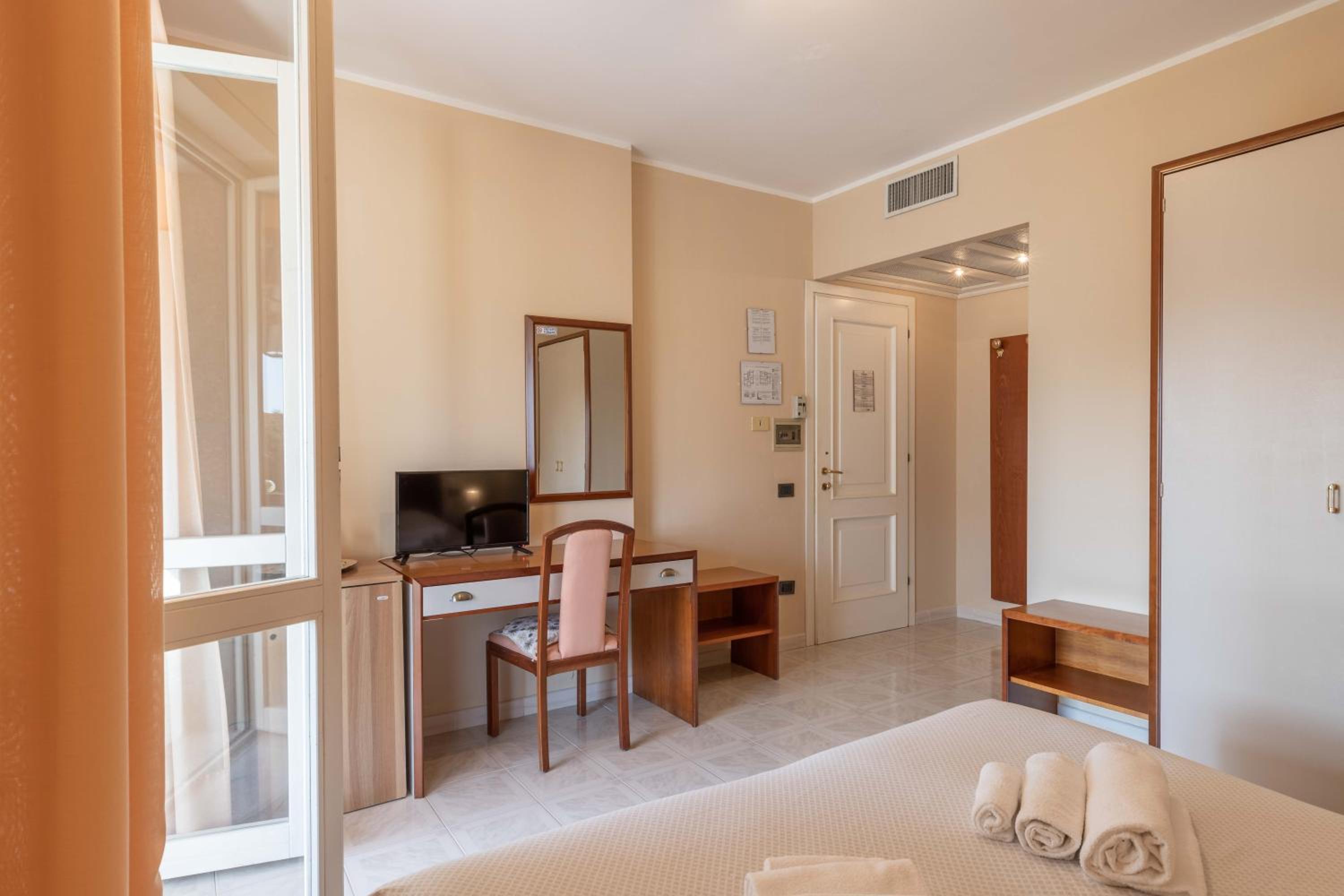 Double Room with Balcony - Photo 2