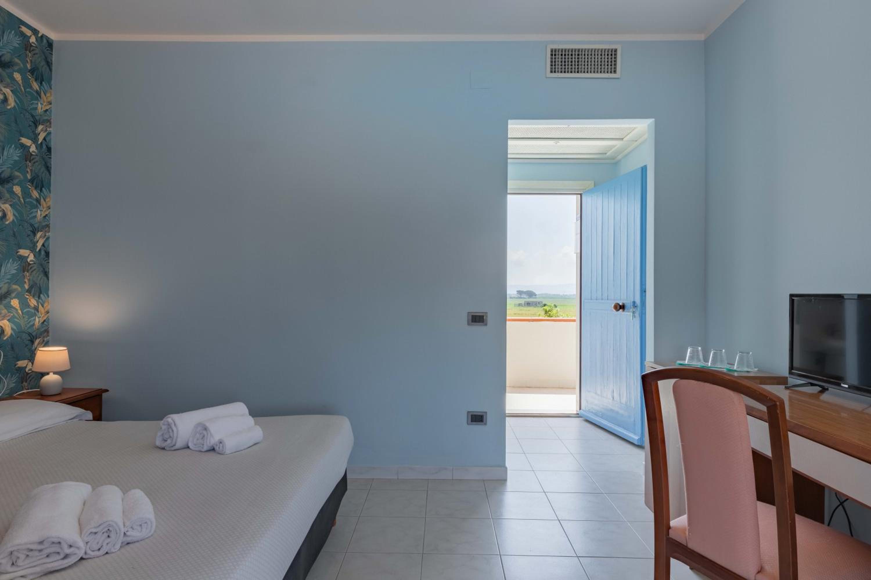 Double Room with Balcony - Photo 9