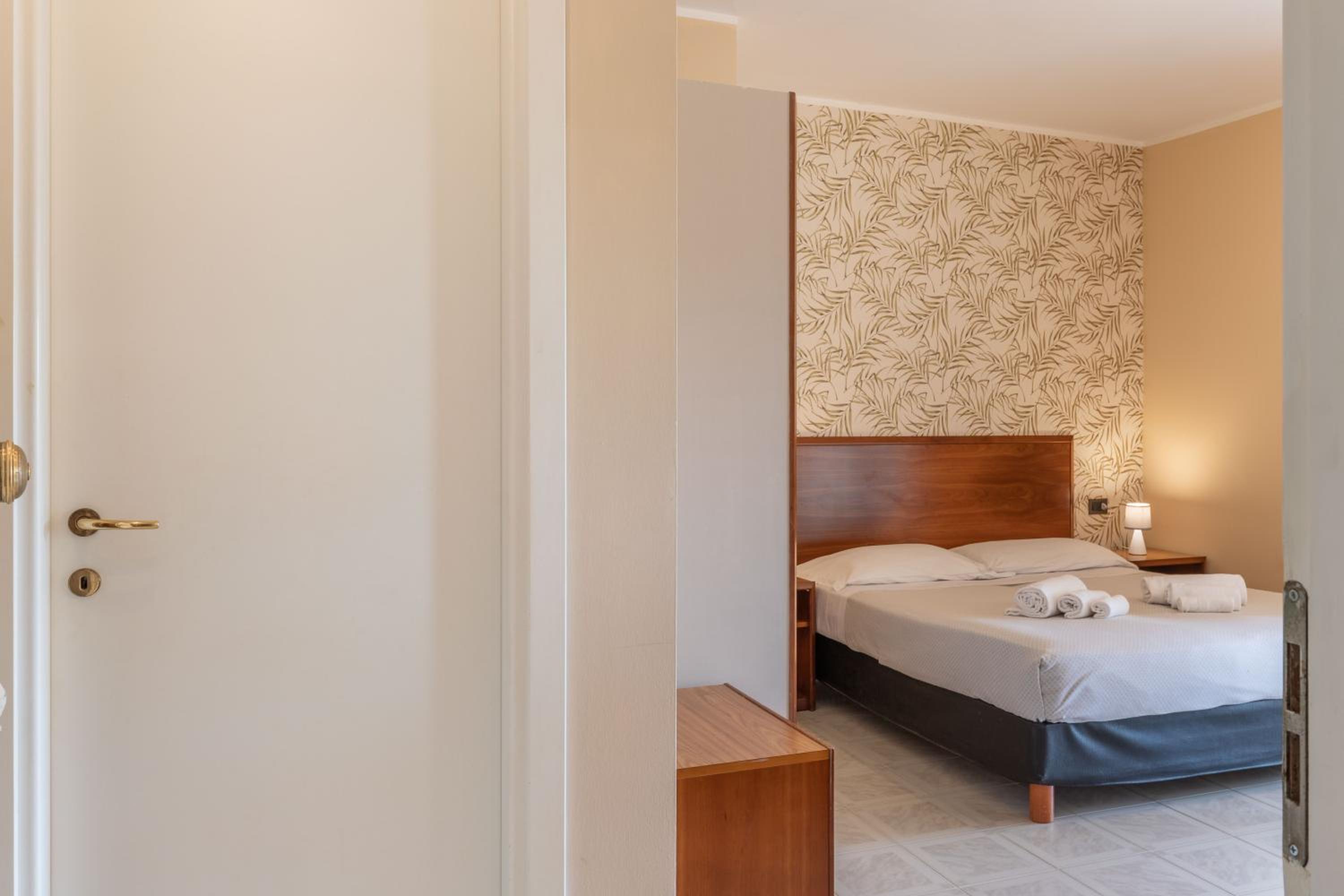 Double Room with Balcony - Photo 10
