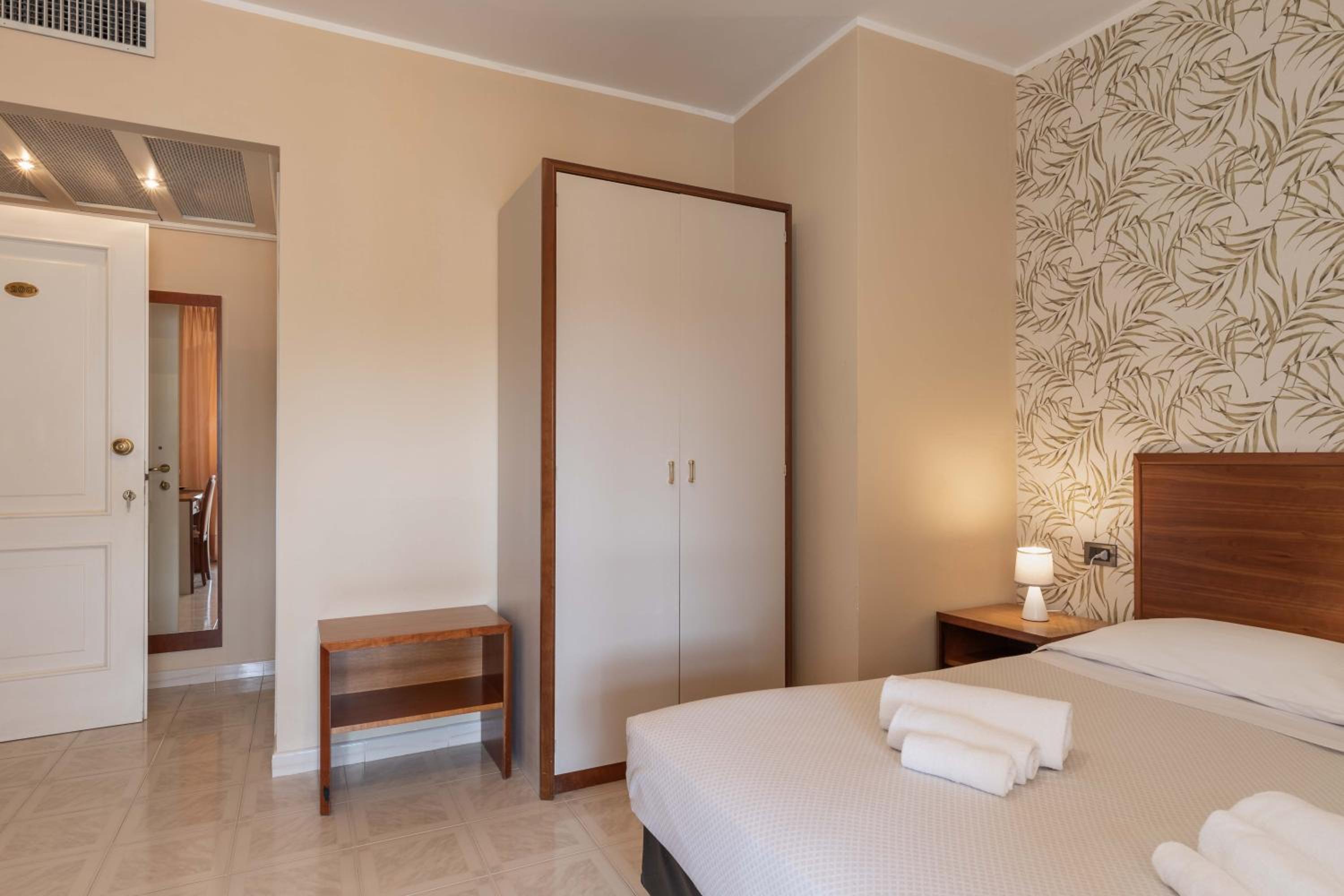 Double Room with Balcony - Photo 3