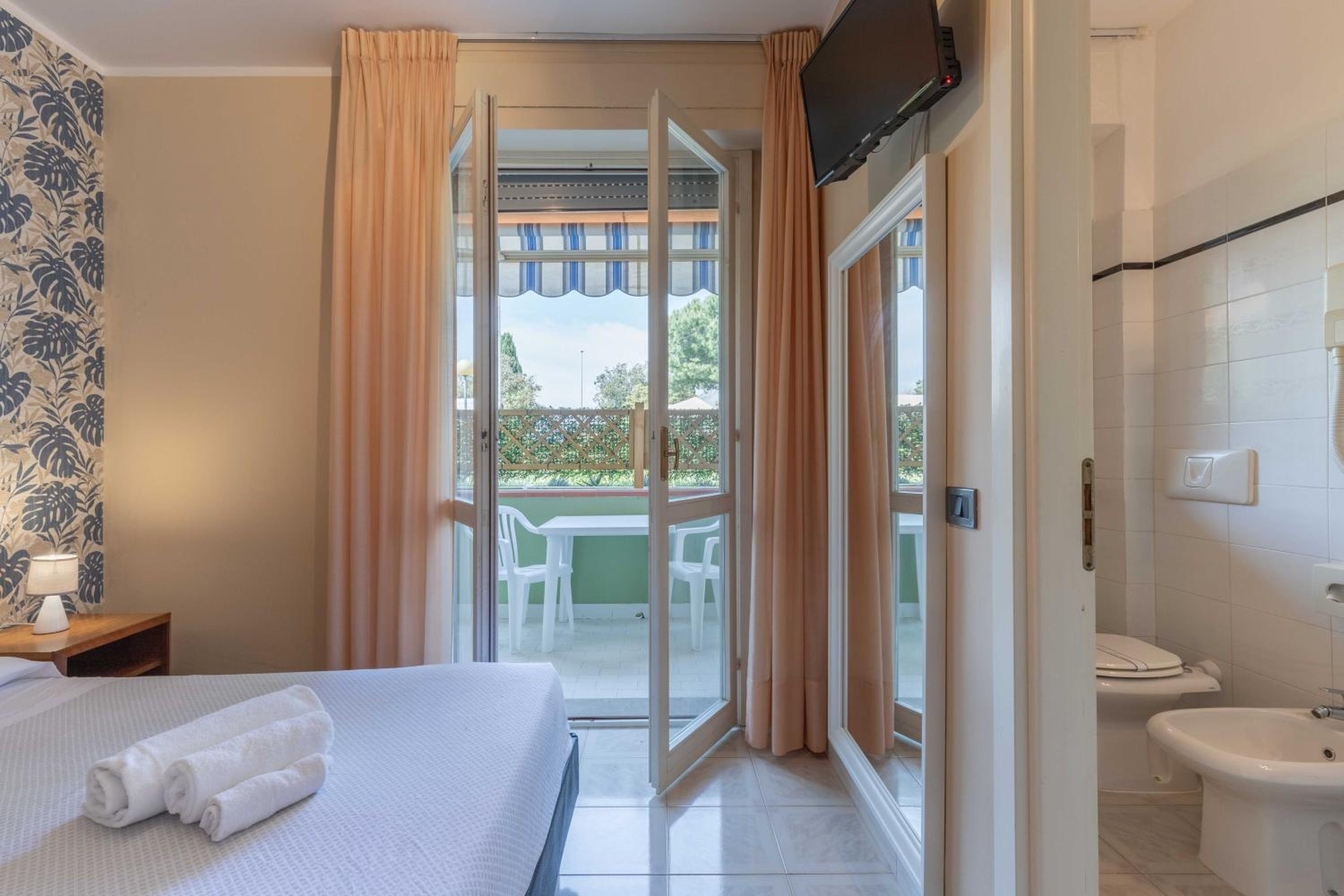 Double Room with Balcony - Photo 1