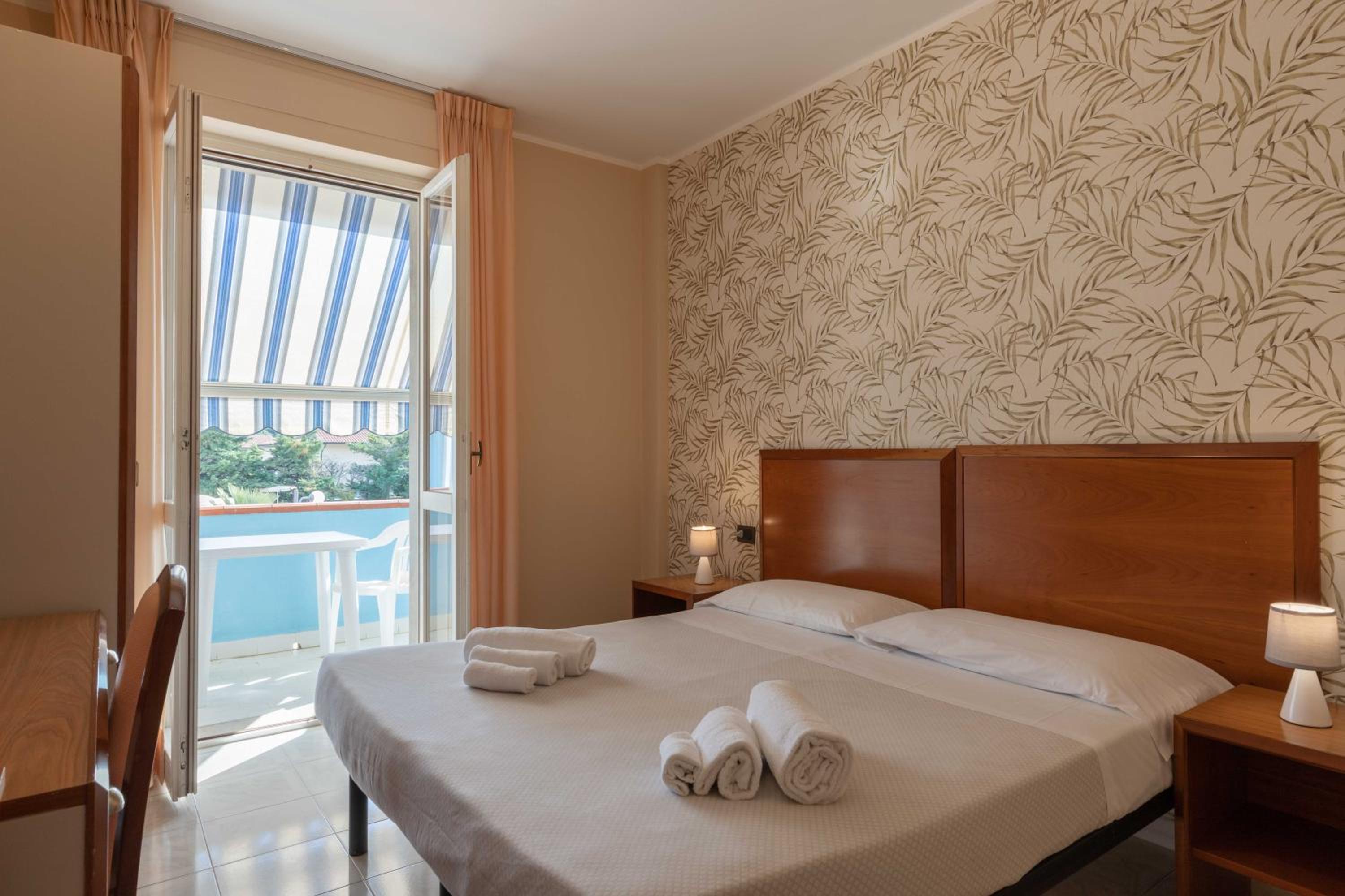 Double Room with Balcony - Photo 5