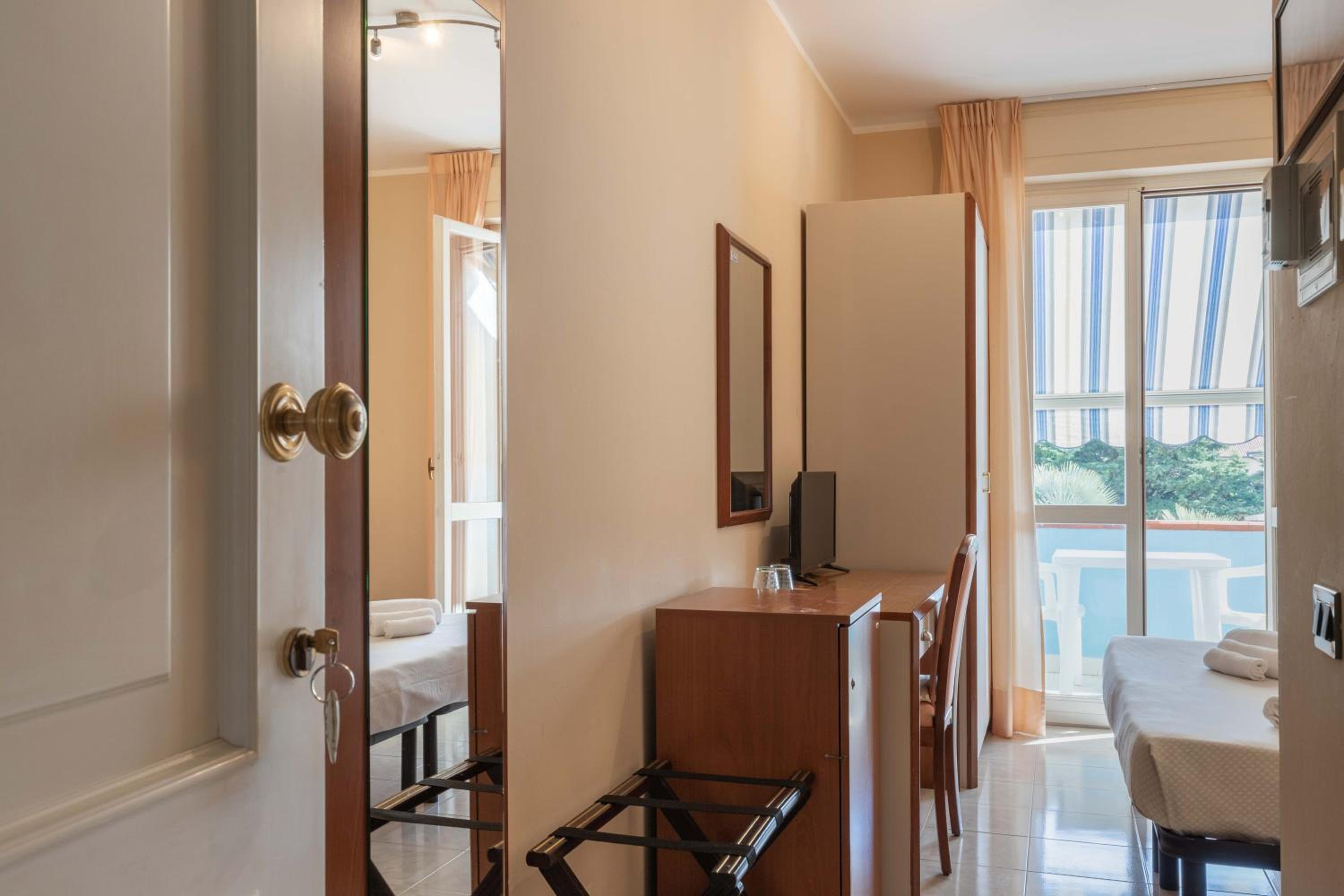 Double Room with Balcony - Photo 4