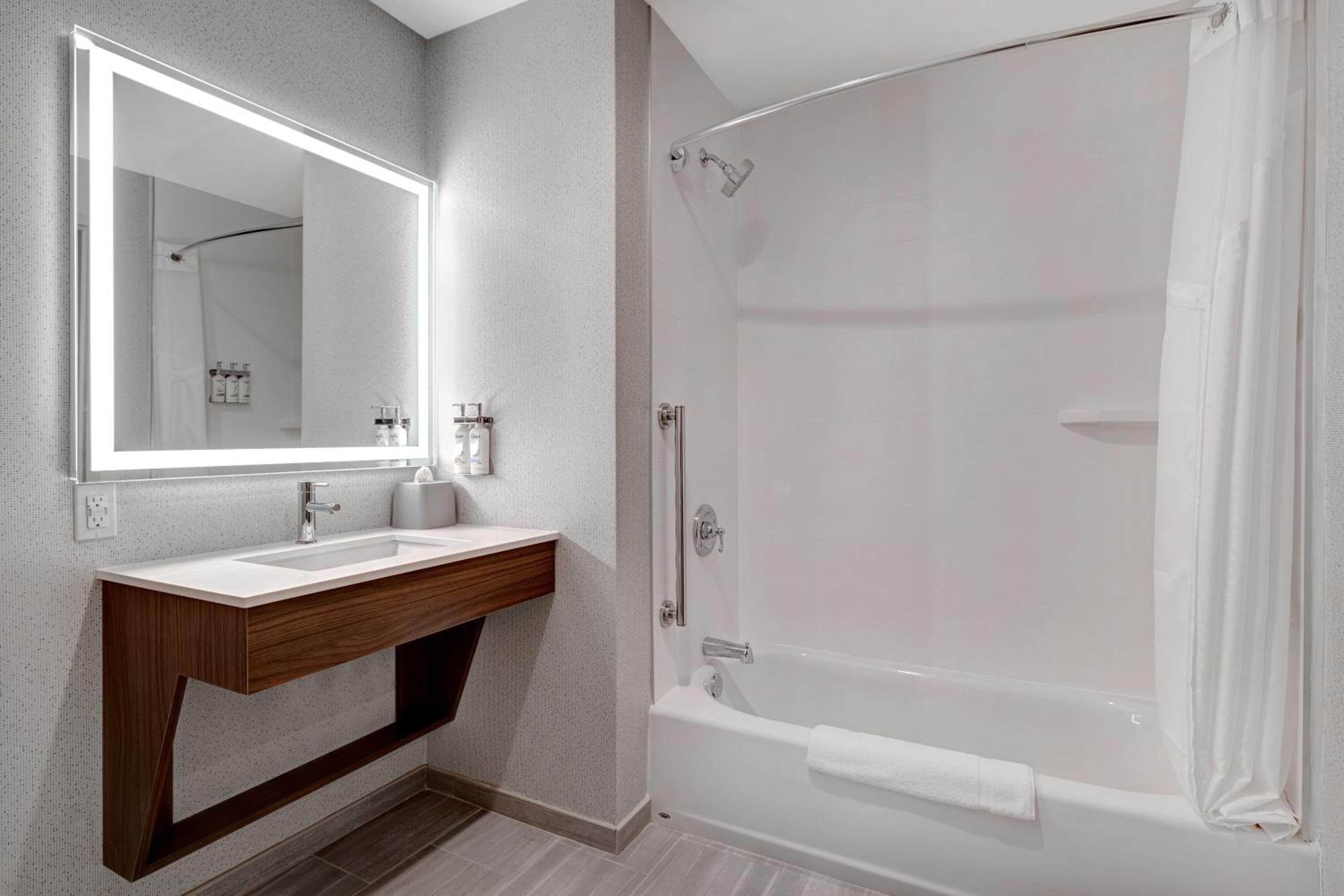 Standard King Room - Photo 9