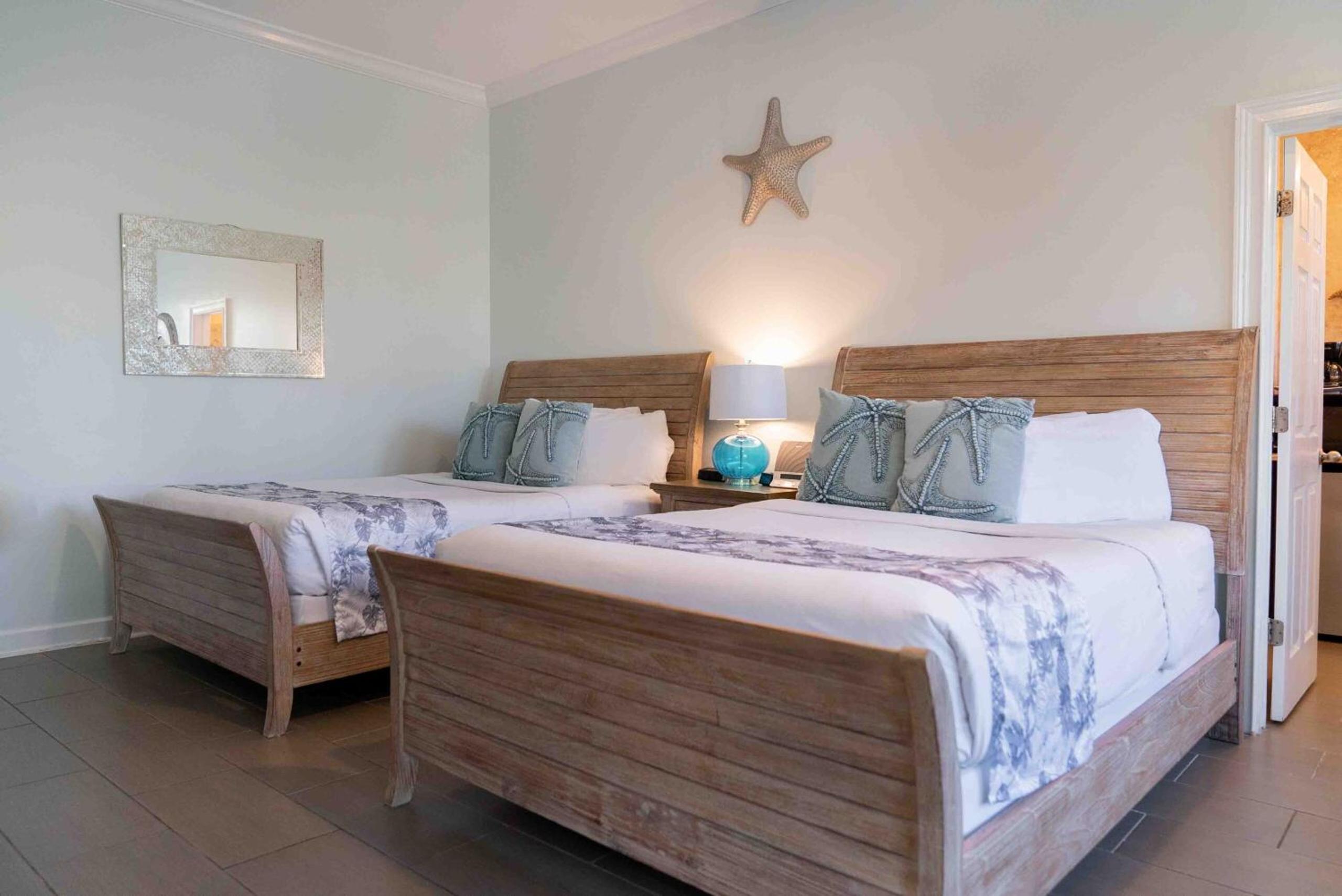 Queen Room with Two Queen Beds photo 2