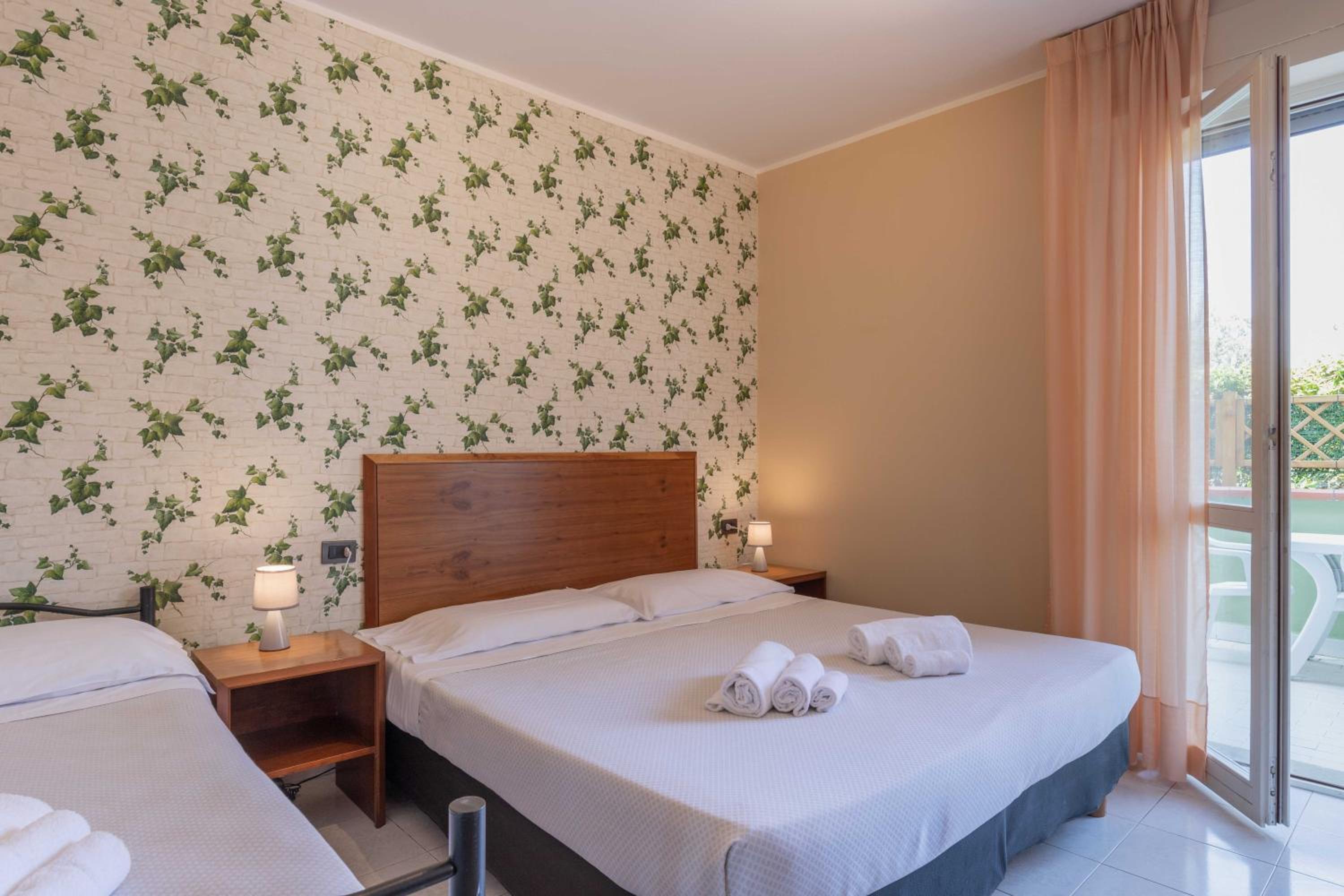 Triple Room with Balcony - Photo 15