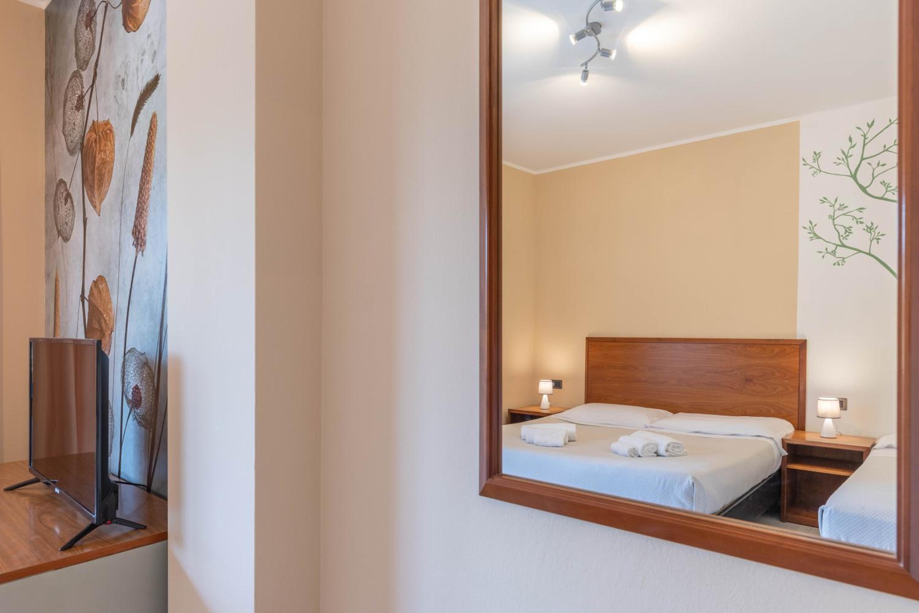 Triple Room with Balcony - Photo 13