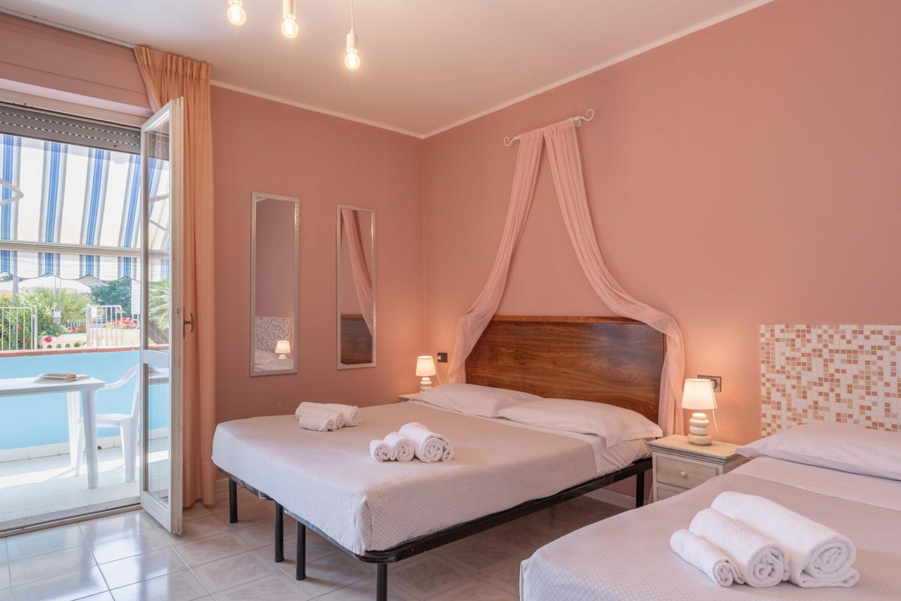 Triple Room with Balcony - Photo 6