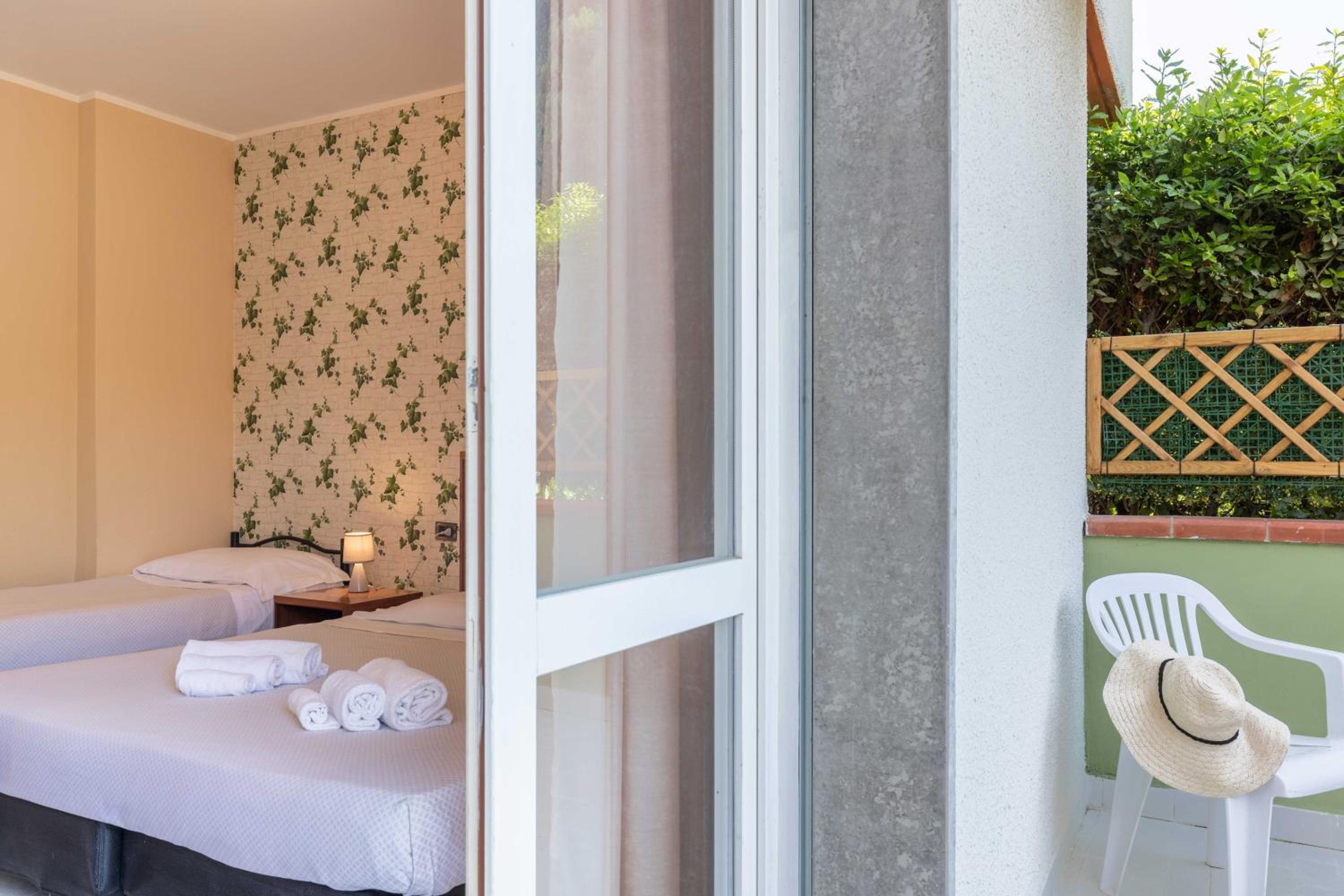Triple Room with Balcony - Photo 12