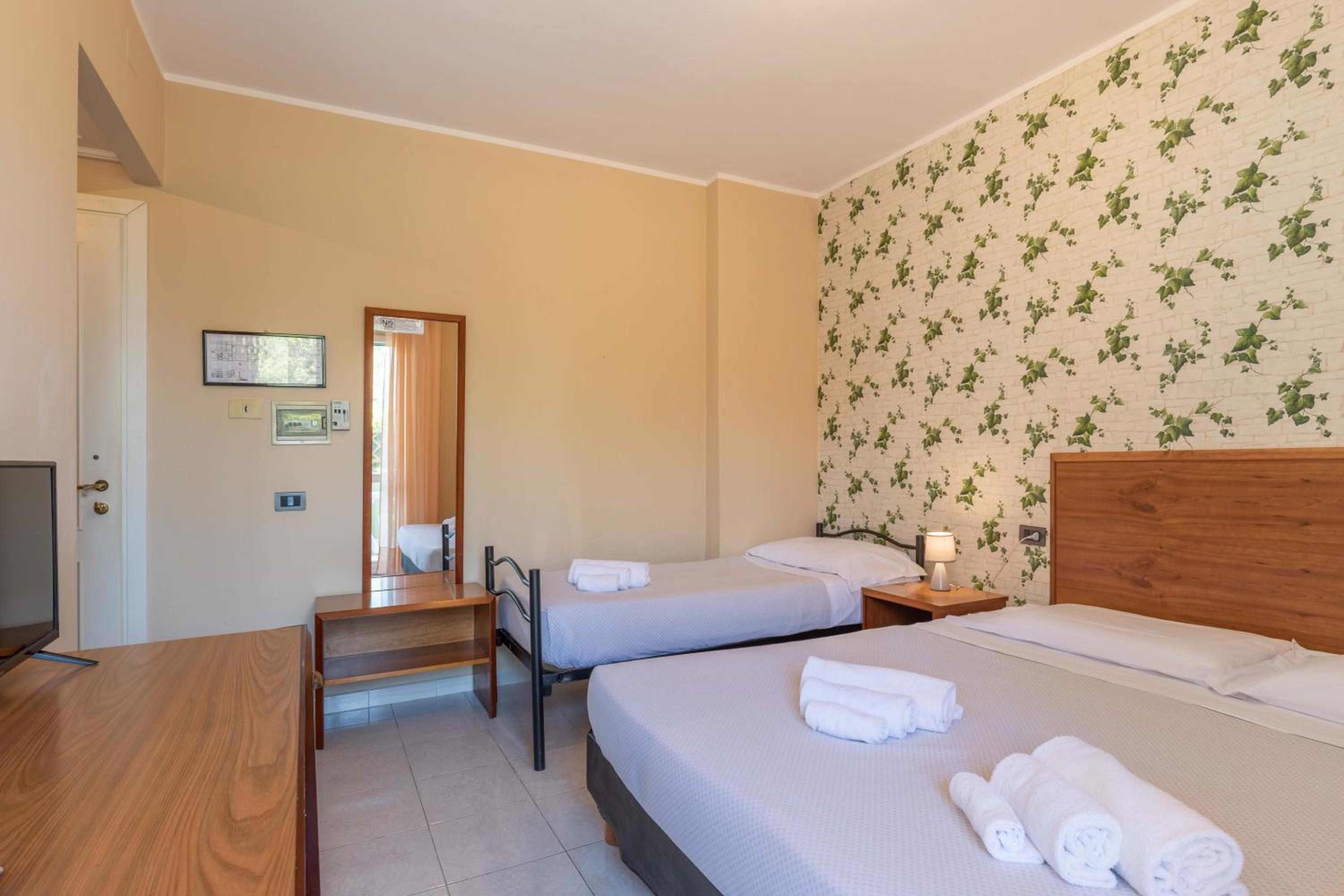 Triple Room with Balcony - Photo 11