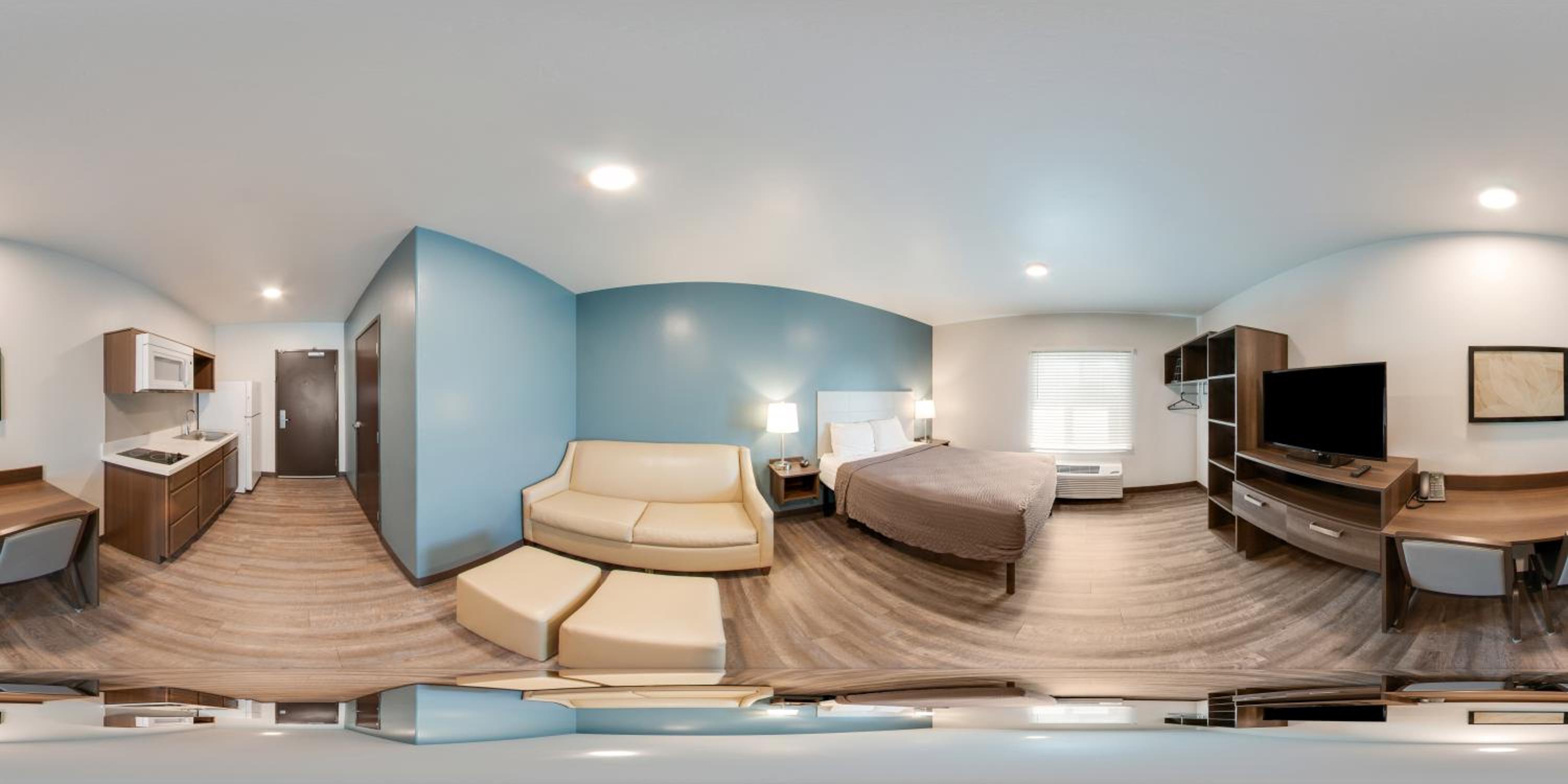 Queen Room with Tub and Sofa - Accessible/Non-Smoking - Photo 3