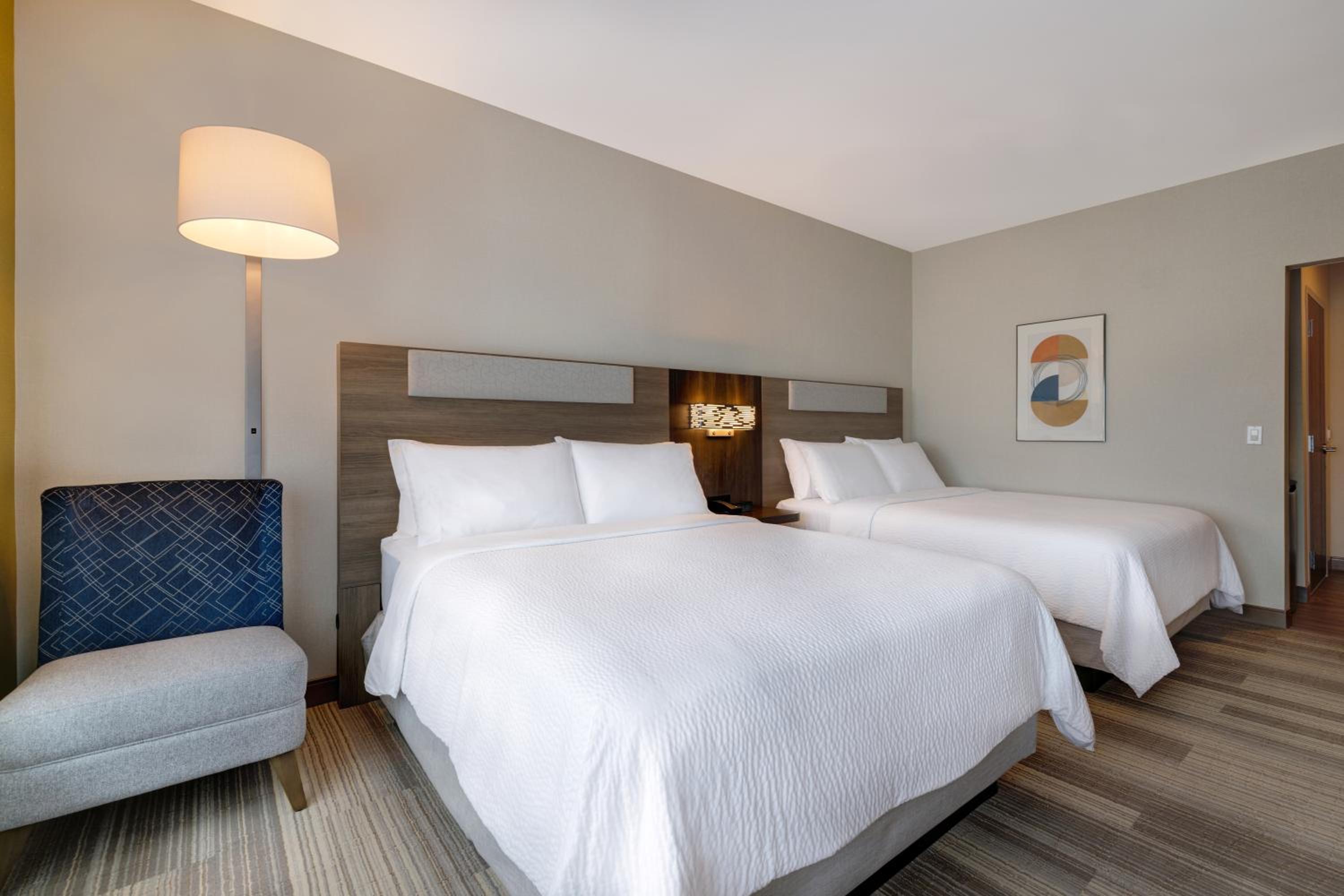 Standard Queen Room with Two Queen Beds - Photo 4