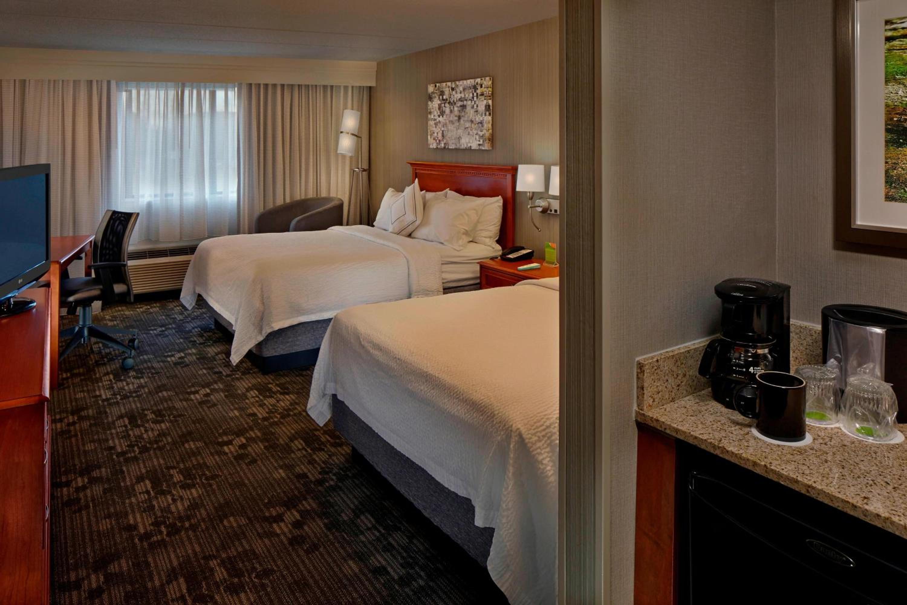 Queen Room with Two Queen Beds - Photo 4