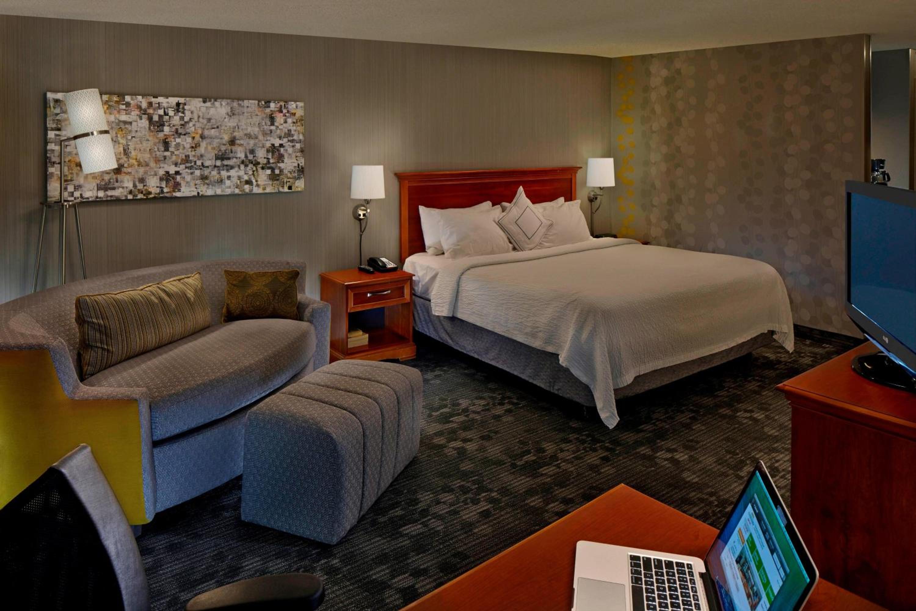 King Room with Sofa Bed - Photo 2