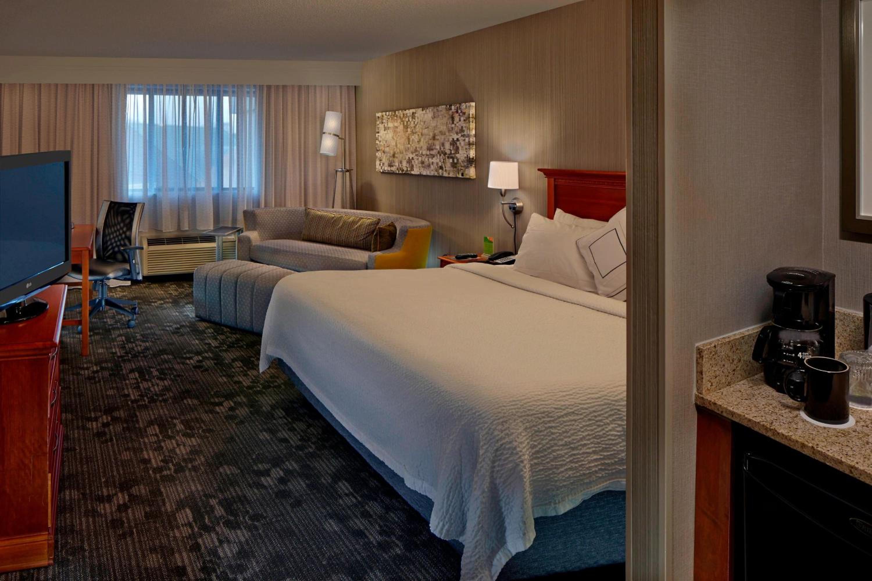 King Room with Sofa Bed - Photo 1