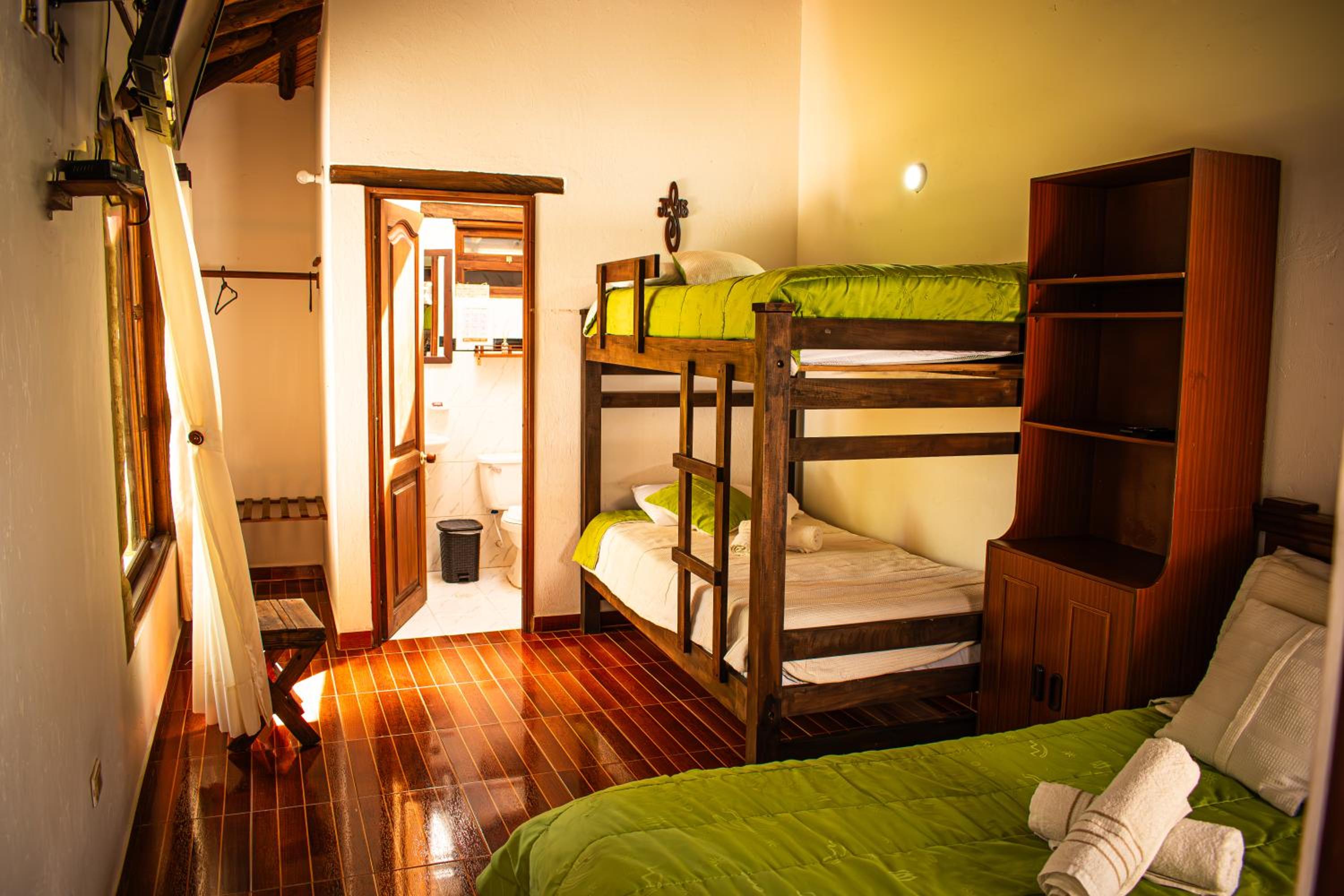 Quadruple Room with Private Bathroom photo 1