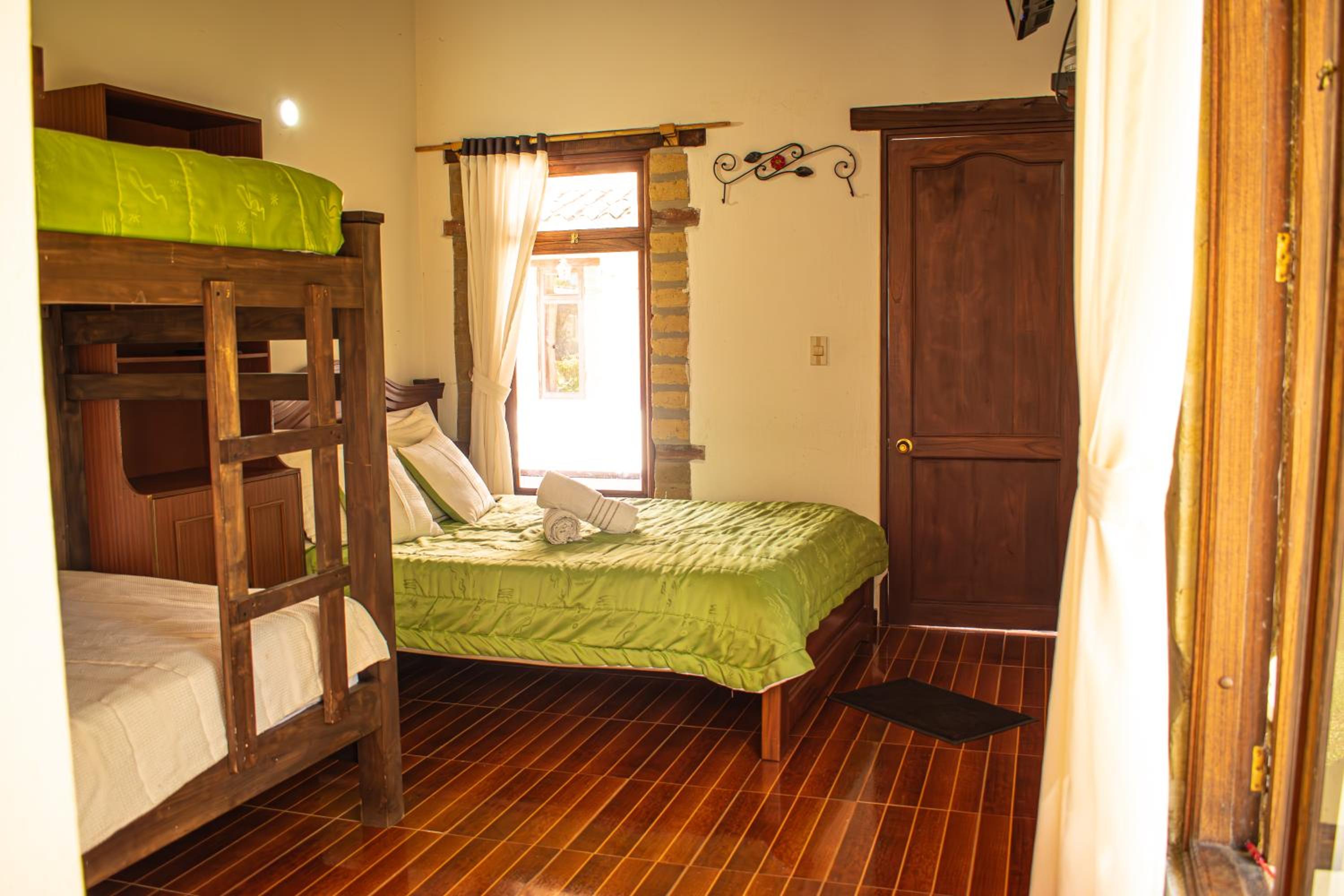 Quadruple Room with Private Bathroom photo 2