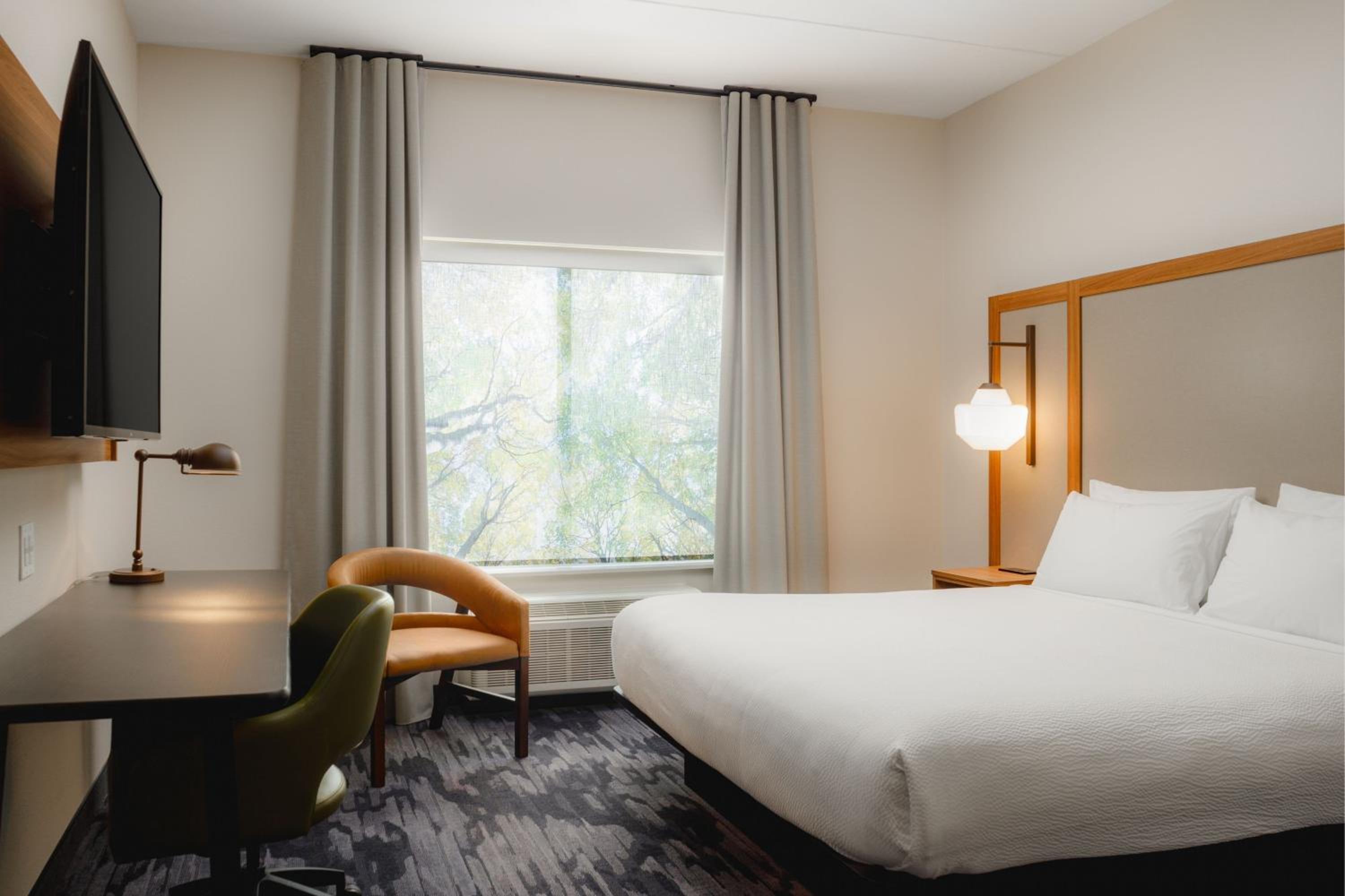 King Room with Adapted Tub - Mobility Accessible