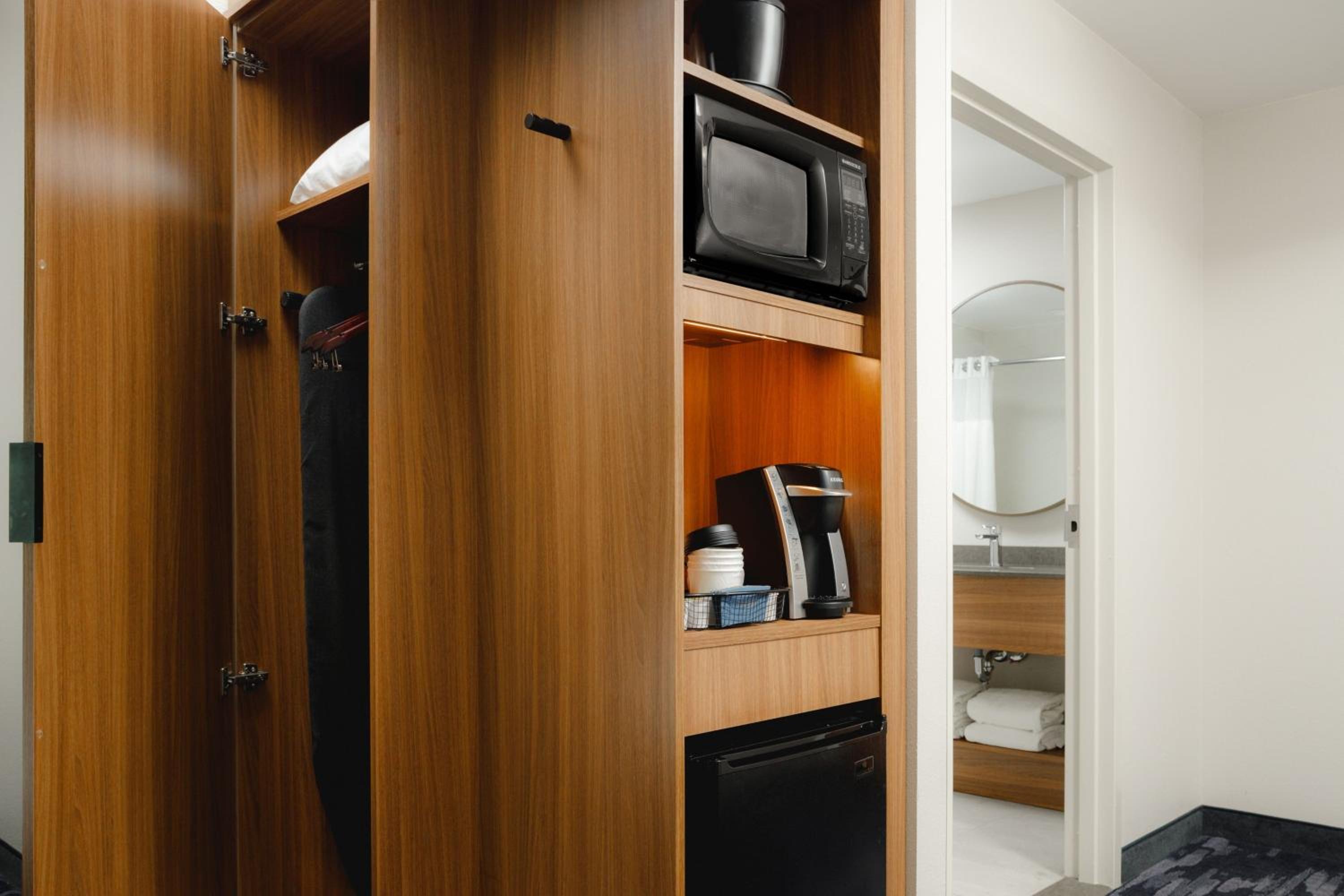 Queen Room with Two Queen Beds and Adapted Tub - Mobility Accessible - Photo 1