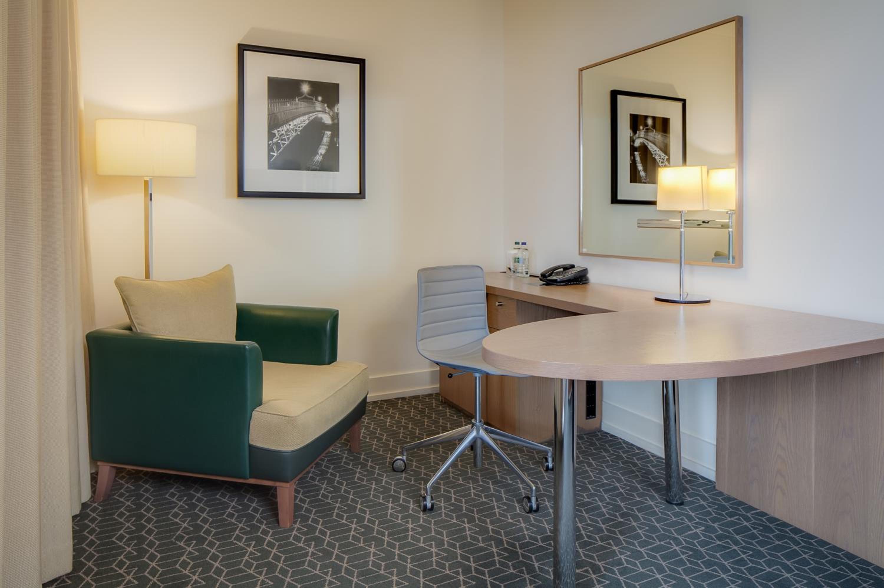Deluxe King Room - Photo 4