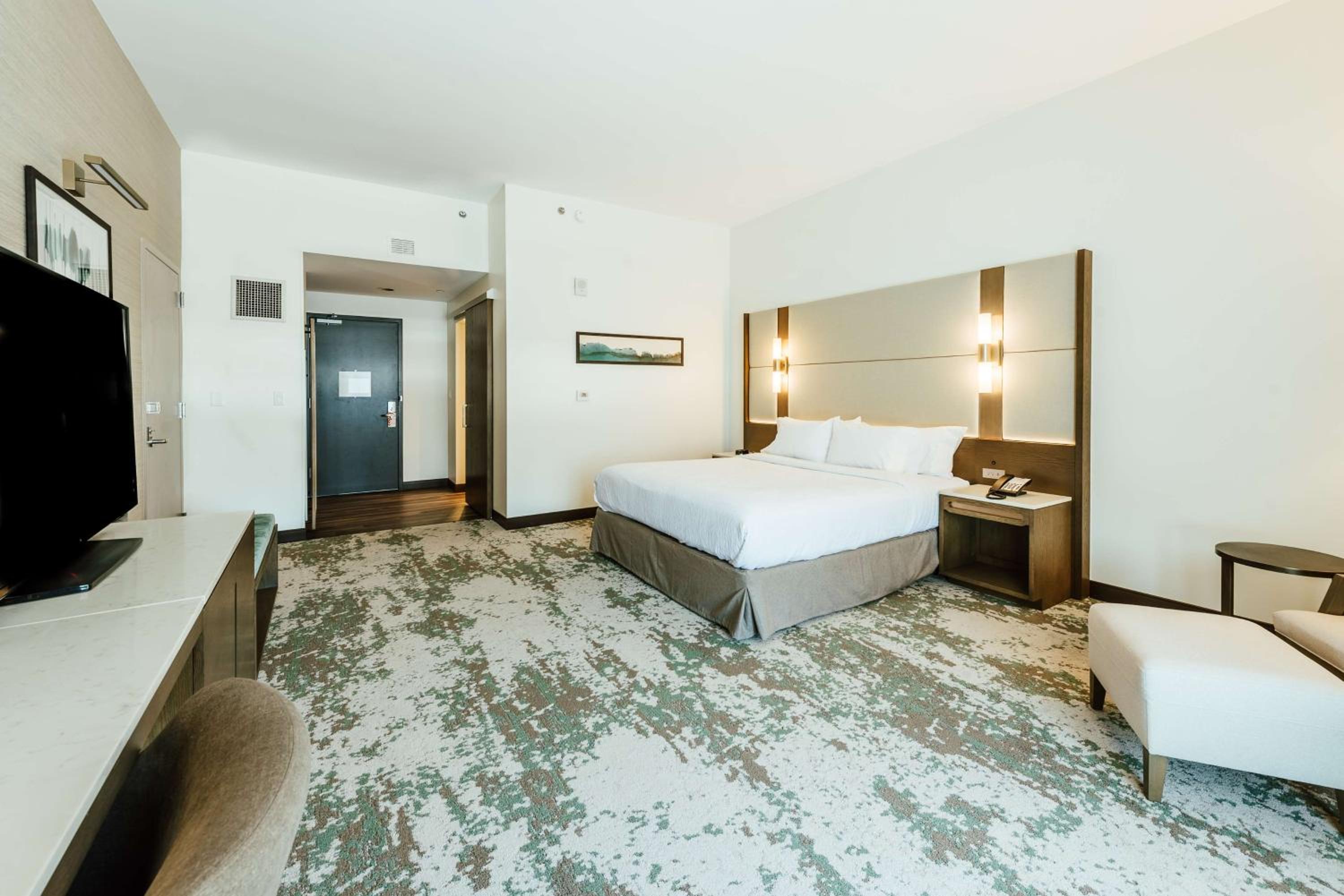 King Room with Roll-In Shower - Mobility Access