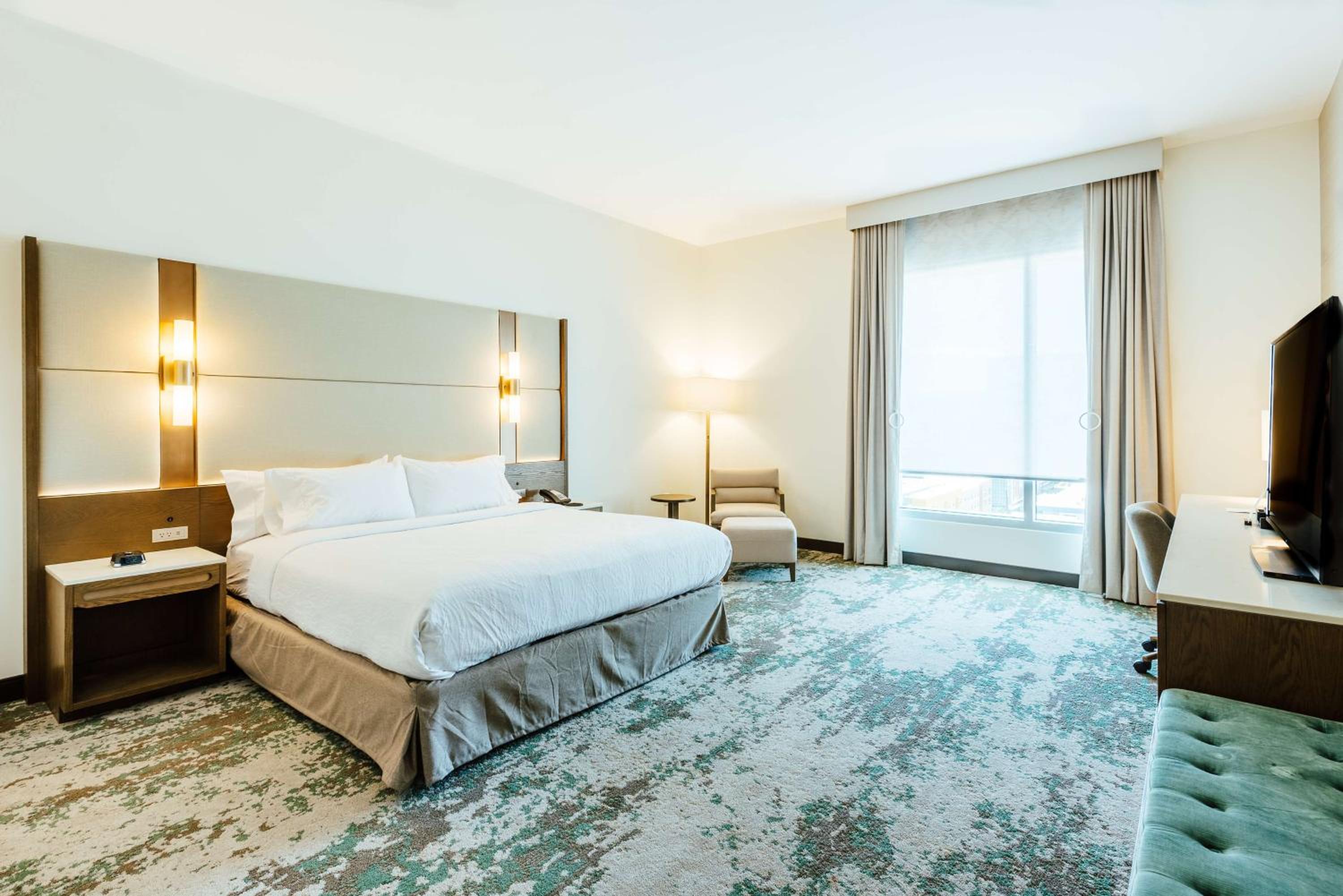 King Room with Roll-In Shower - Mobility Access