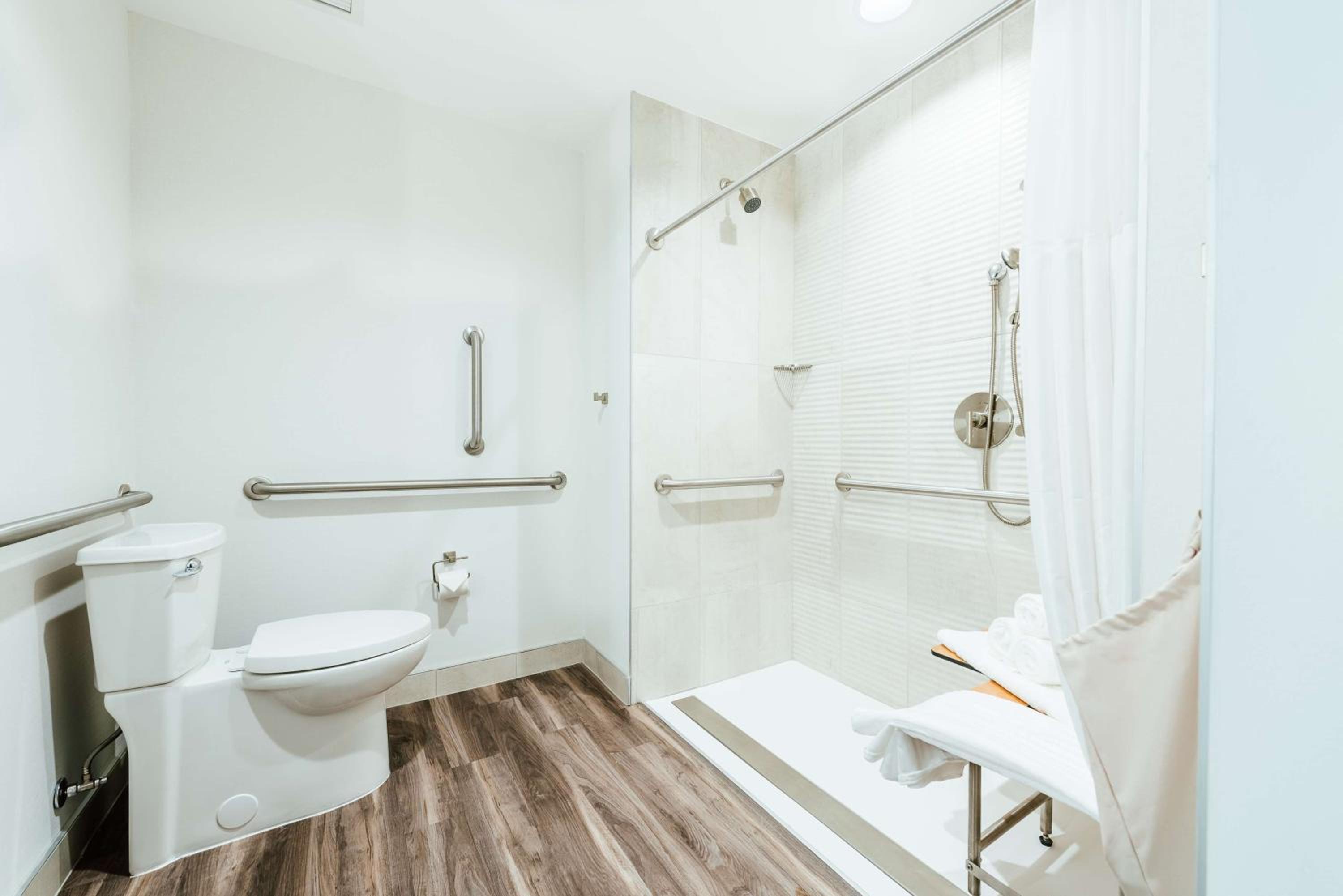 King Room with Roll-In Shower - Mobility Access