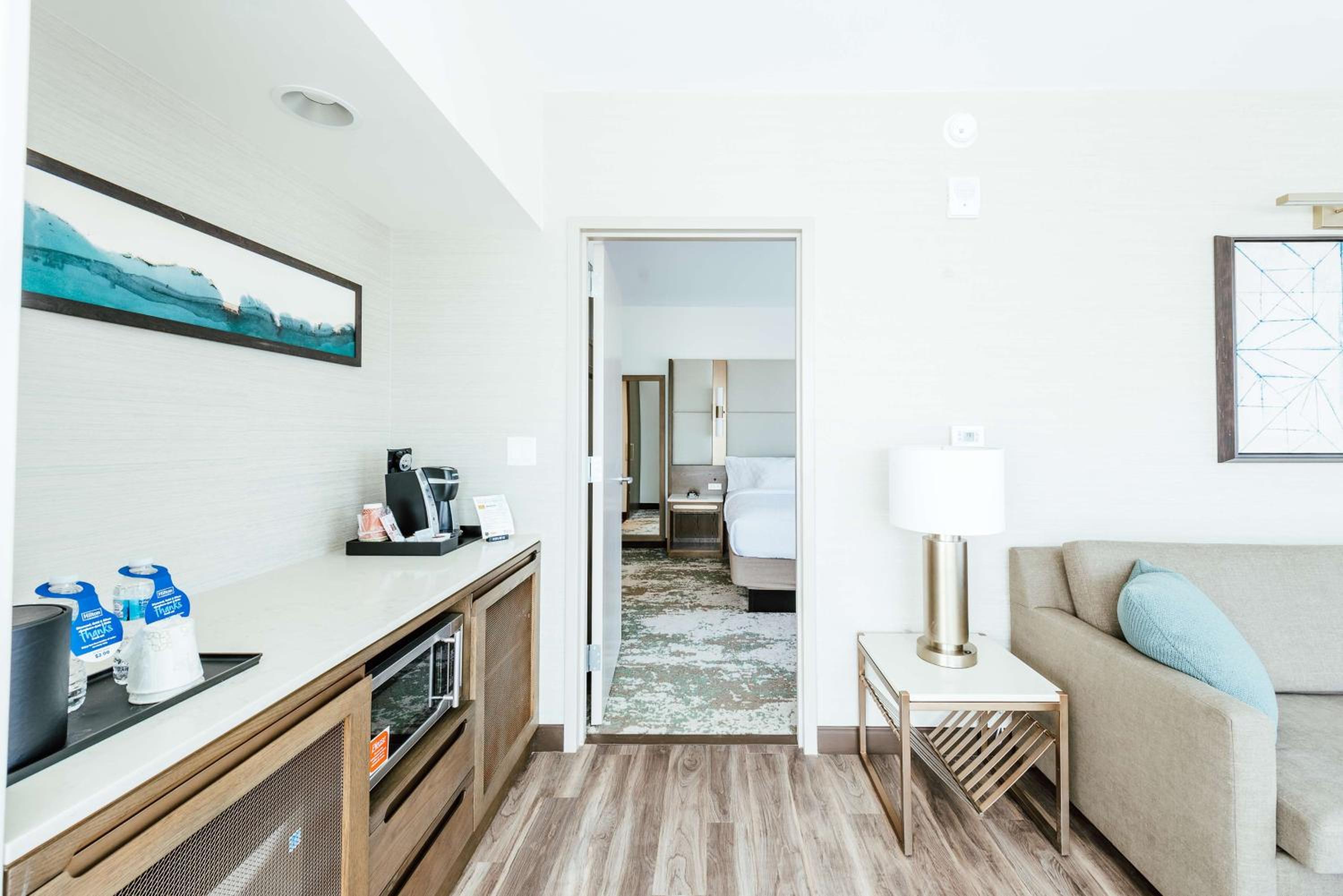 One-Bedroom Corner King Suite with View thumbnail 6