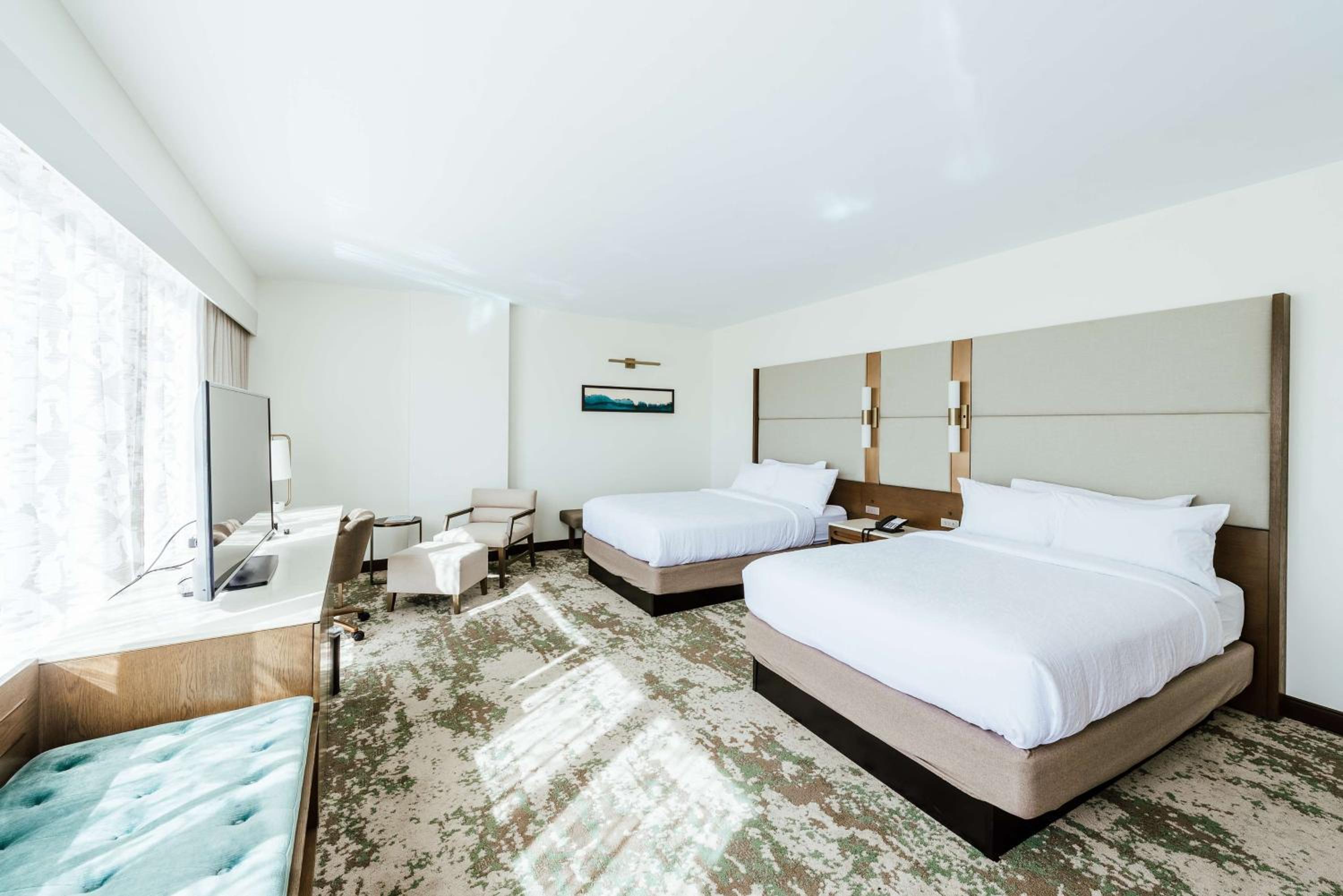 Queen Room with Two Queen Beds - Panoramic View thumbnail 5