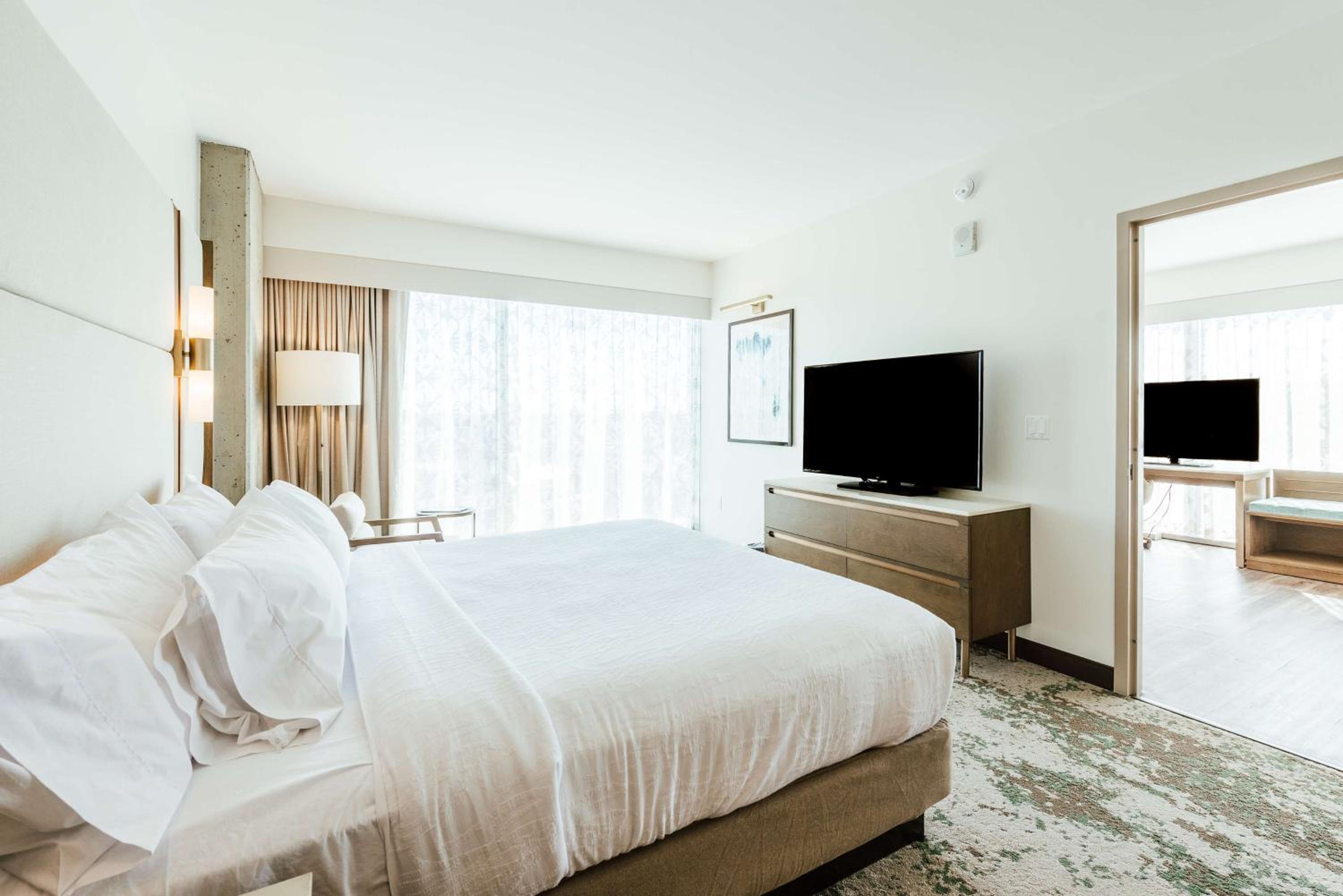 One-Bedroom Corner King Suite with View