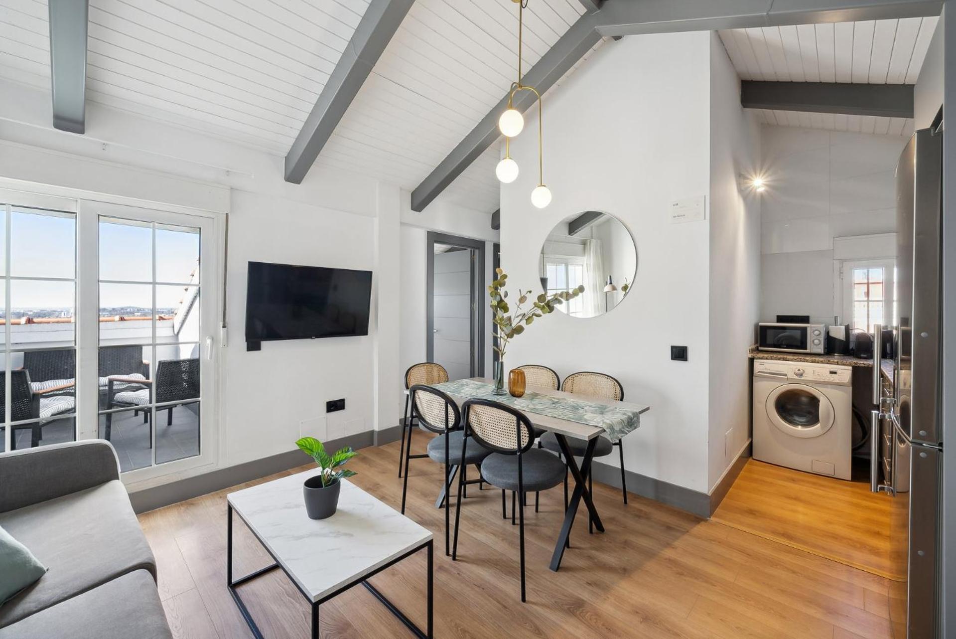 Apartamento de dos habitaciones con terraza en la azotea.