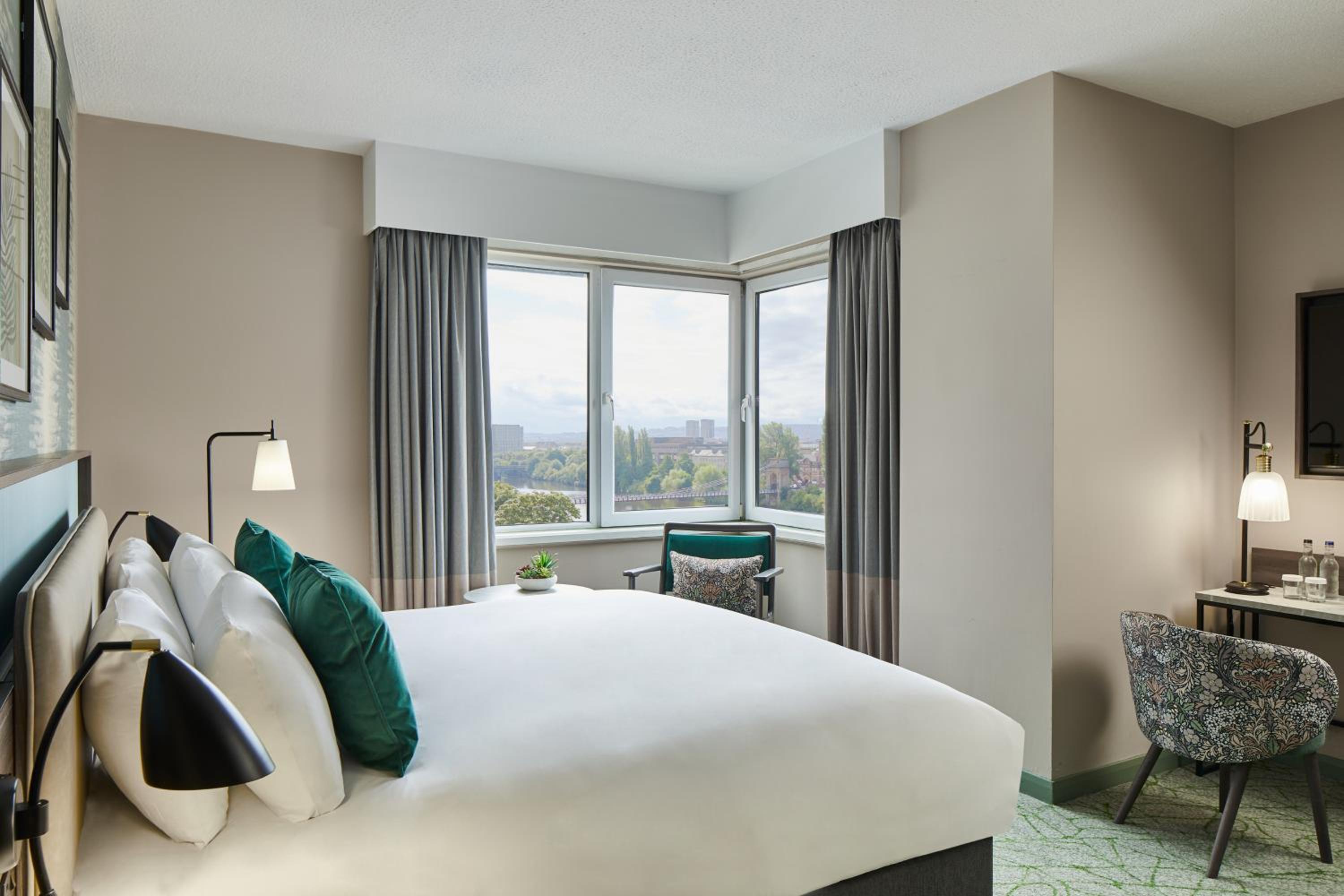 Superior King Room thumbnail 5