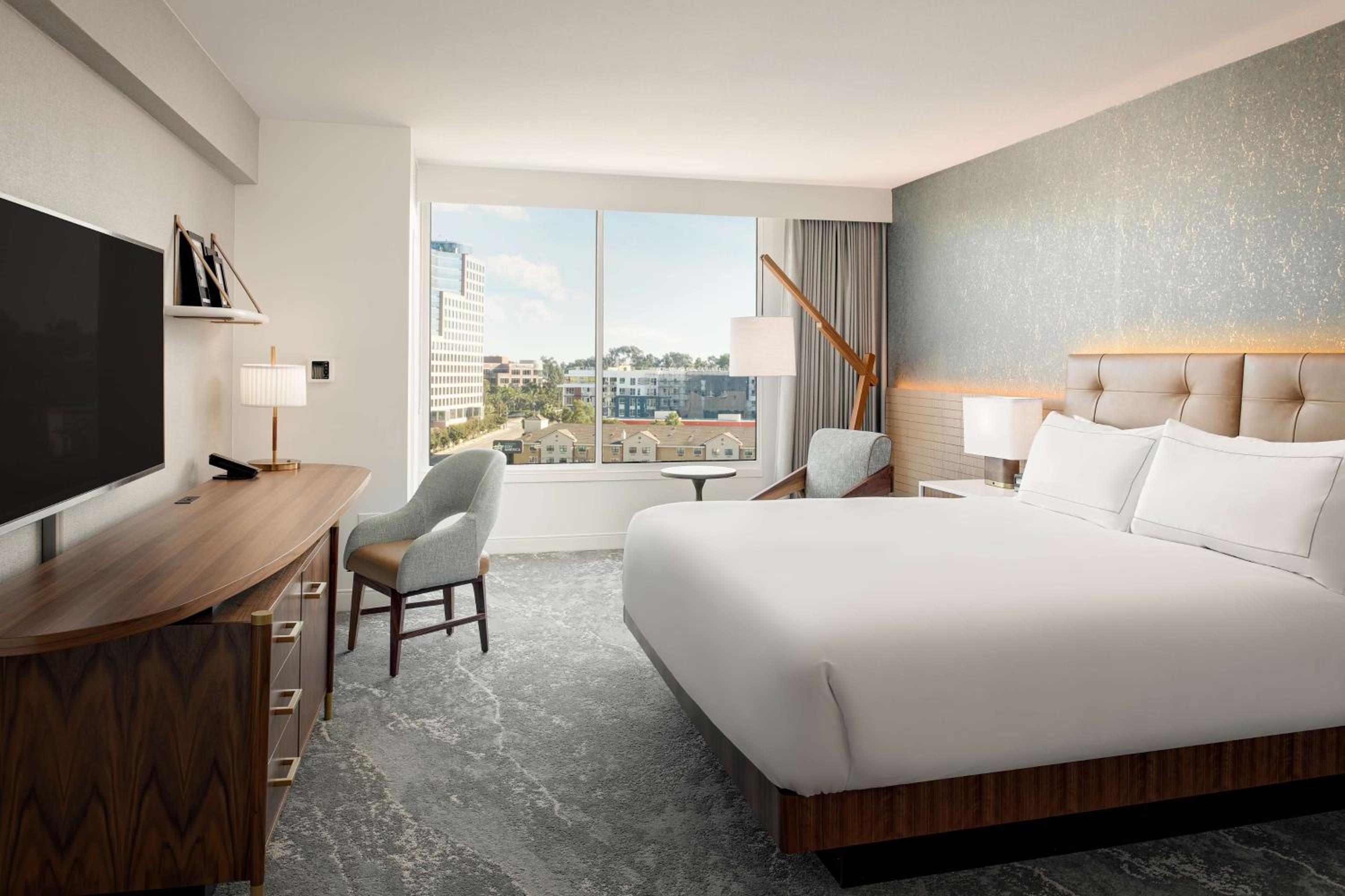 One-Bedroom California King Suite - Non-Smoking