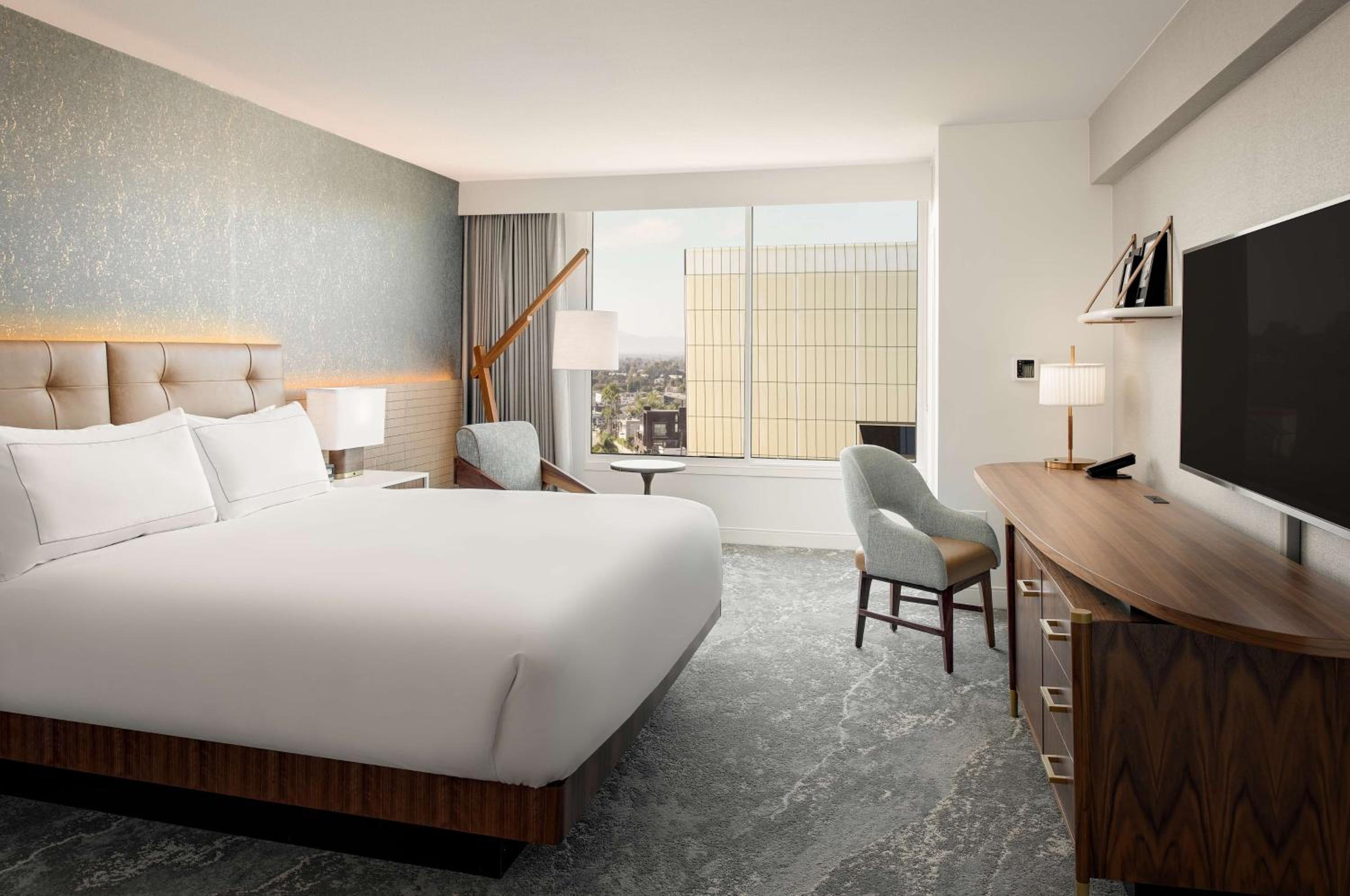 One-Bedroom King Suite thumbnail 5